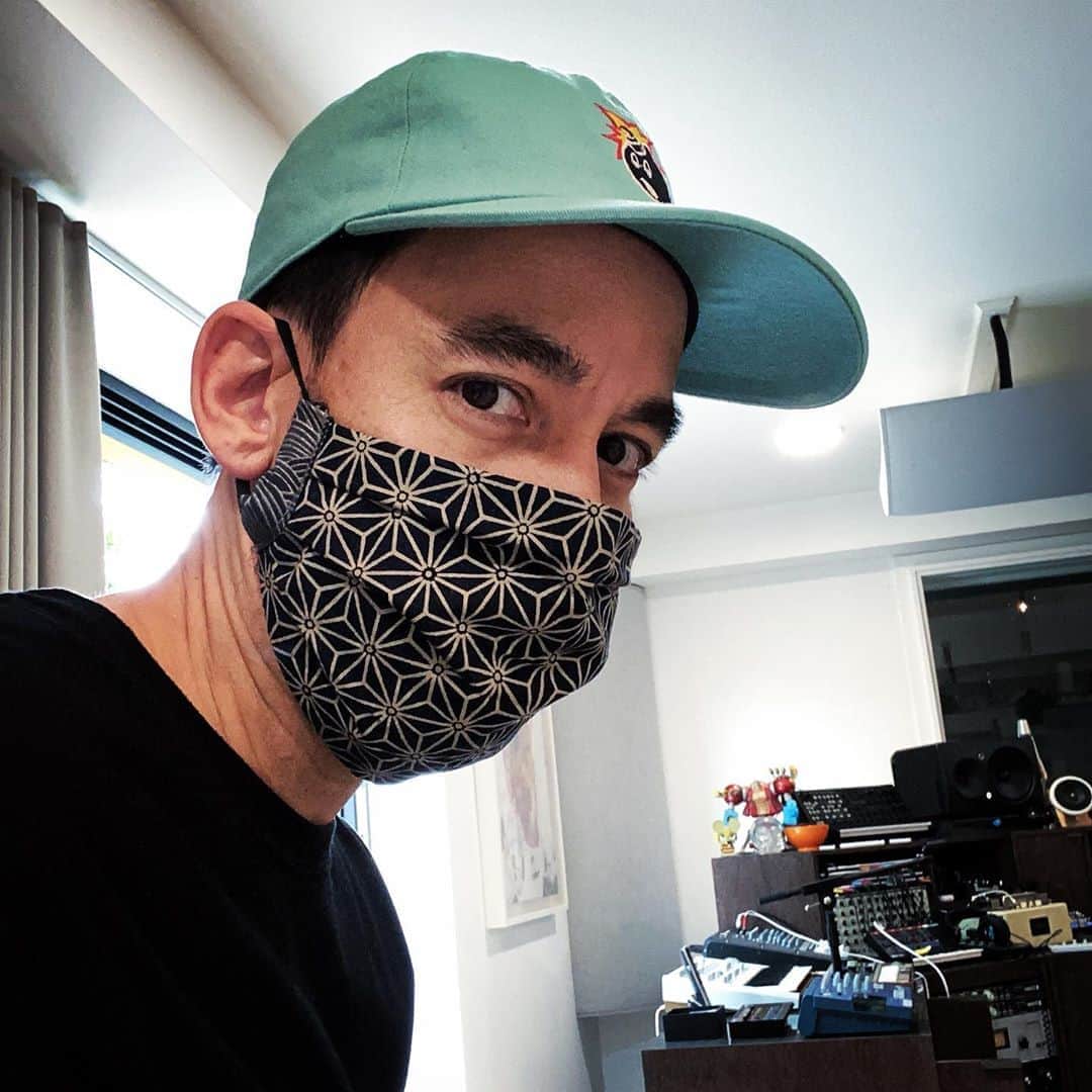 マイク・シノダのインスタグラム：「The third album of Dropped Frames music (Vol.3) comes out tomorrow! Take a listen, and share with friends (while wearing a mask and observing 6’ social distance or more). #ShinodaOnTwitch #droppedframesvol3」