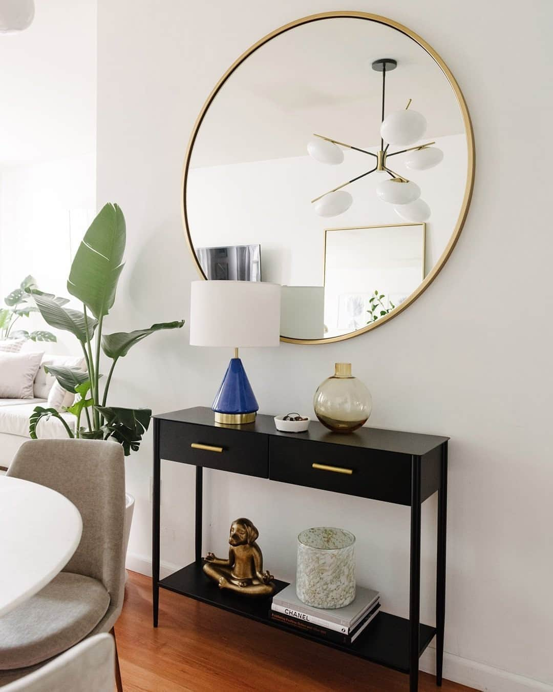 west elmさんのインスタグラム写真 - (west elmInstagram)「Entryway 101: console + mirror + lamp + a place to put the keys ✔️ Bonus points for plants, vases, and something to make you smile (like a yoga dog!), as seen here in this Bronx apartment designed with help from @westelmbroadway #DesignCrew. Link in bio for the full tour! #WestElmDesignCrew #entryway」9月18日 6時45分 - westelm