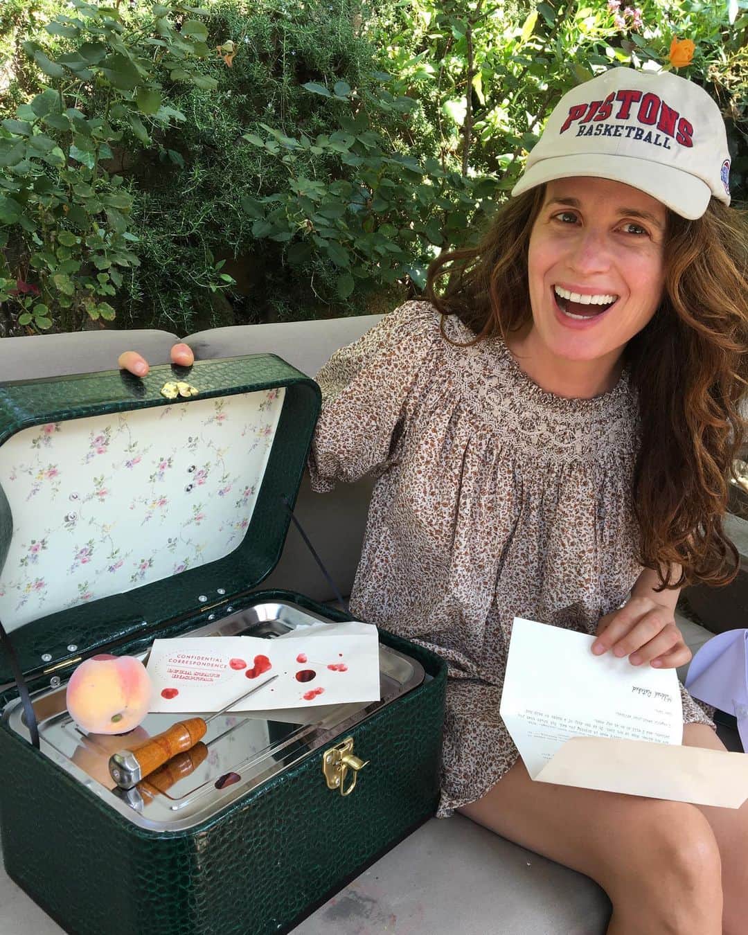 エリザベス・リーサーのインスタグラム：「Just got a letter from NURSE RATCHED (apparently they’re taking me back?) I am so excited !! I’ve been waiting a loooong time to see this. Ratched drops tomorrow, friends. I yield my time!!! PAULSE I LOVE YOU 💕 @mssarahcatharinepaulson @ratchednetflix #ratched」