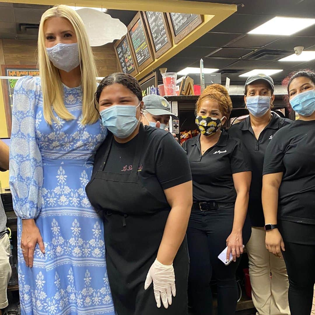 イヴァンカ・トランプさんのインスタグラム写真 - (イヴァンカ・トランプInstagram)「Campaigning for @realDonaldTrump in the Sunshine State today! ☀️Visited La Segunda, a Cuban bakery family-owned since it started in 1915 (and learned from the best how to make Cuban bread! 🥖) ☀️ Met Floridians who’ve benefitted from POTUS‘s pro-growth policies at Columbia Restaurant, one of the oldest Spanish restaurants in the US  ☀️Surprised Sharon Crosby, Tampa’s biggest Trump supporter, by dropping by her apartment to say hello!  #FourMoreYears」9月18日 7時00分 - ivankatrump