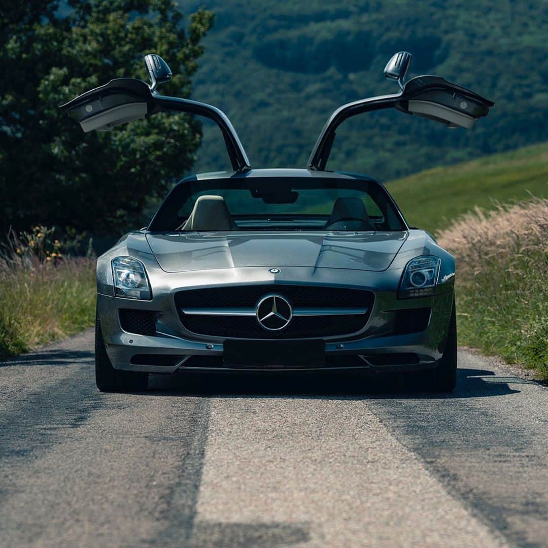 メルセデス・ベンツさんのインスタグラム写真 - (メルセデス・ベンツInstagram)「On the road with the Mercedes-AMG SLS.   📸 @petermosoni #DrivingInnovation #MercedesAMG #MBclassic #AMG #DrivingPerformance #SLS」9月18日 6時54分 - mercedesbenz