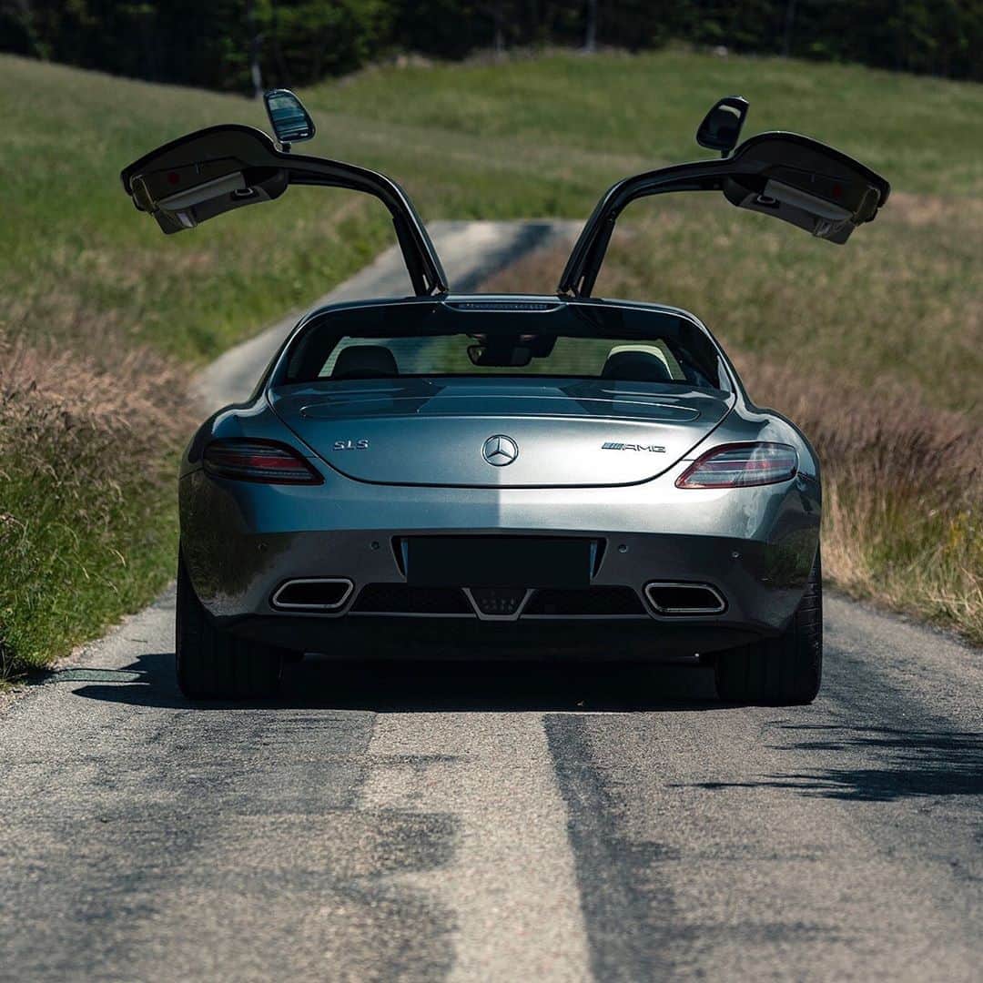 メルセデス・ベンツさんのインスタグラム写真 - (メルセデス・ベンツInstagram)「On the road with the Mercedes-AMG SLS.   📸 @petermosoni #DrivingInnovation #MercedesAMG #MBclassic #AMG #DrivingPerformance #SLS」9月18日 6時54分 - mercedesbenz