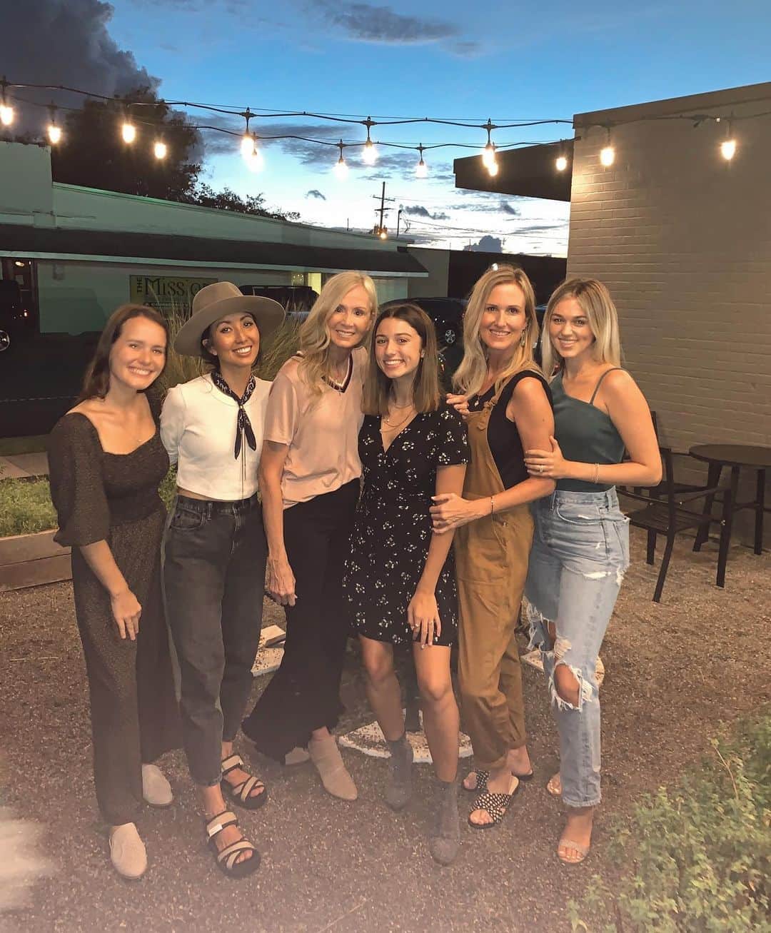 コリー・ロバートソンのインスタグラム：「Last night celebrating our baby girl! The boys were there, too, but of course we only got a pic of the girls ha! Love you @bellarobb still can’t believe you’re 18 😭😍」