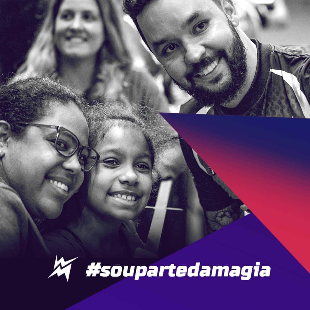 のインスタグラム：「Um dos combustíveis da minha carreira é essa interação com vocês, fãs, amantes do vôlei, praticantes, que compõem o espetáculo!!  Essa imagem diz muito, da criança ao adulto, o esporte nos une, é por isso também que luto dentro e fora de quadra!  💻📲 Razão de uma seção do meu site dedicada a vocês! Tem uma foto comigo? Só postar no seu Insta com a tag #soupartedamagia que vai aparecer lá! Link na bio.  Foto: @beatrizalbuquerque1952 @manculitte. __________________ #WMWilliamElMago #WilliamElMago #WM #voleibol #volleyball #magiaefazeradiferenca ============= Insta @william_elmago_arjona Face  @williamelmago Twitter  @william_elmago」