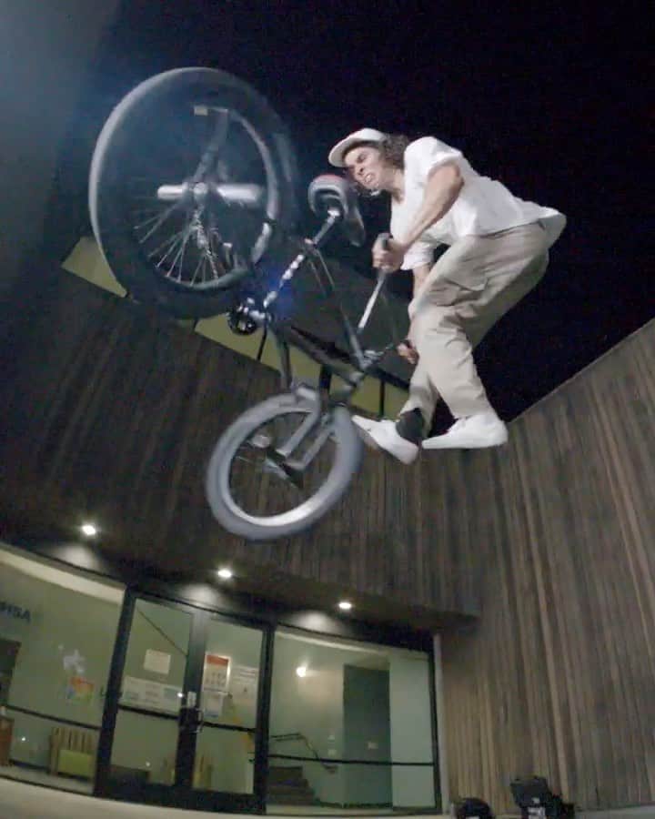 のインスタグラム：「Talk about STYLE! 🔥 Go VOTE for @kevinperaza’s E-@fiseworld Street & Park videos. #LinkInBio 📼  Filmed by @elevatedperspective  #BMX #Bike #Biking #Street #Park #MonsterEnergy」