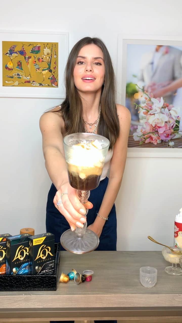 Camila Queirozのインスタグラム：「Oi gente, fiz uma receita de Frappuccino no meu IGTV usando capsulas de café L’or e foi um sucesso! (Fiquei muito feliz por  vocês terem gostado tanto). Esse mês a @lorespressobrasil me desafiou a explorar ainda mais do universo L'OR e despertar  novos sentidos em mim. Pensando em trazer algo novo para vocês eu usei cápsulas L'OR do Ônix. Essa  receita é uma sobremesa francesa e fica uma delícia, fora que é SUPER FÁCIL de fazer! Assim, você consegue explorar ainda mais seus sentidos.☕️ @LORESPRESSOBRASIL #ExperiênciaLOR @13thprod #ad」