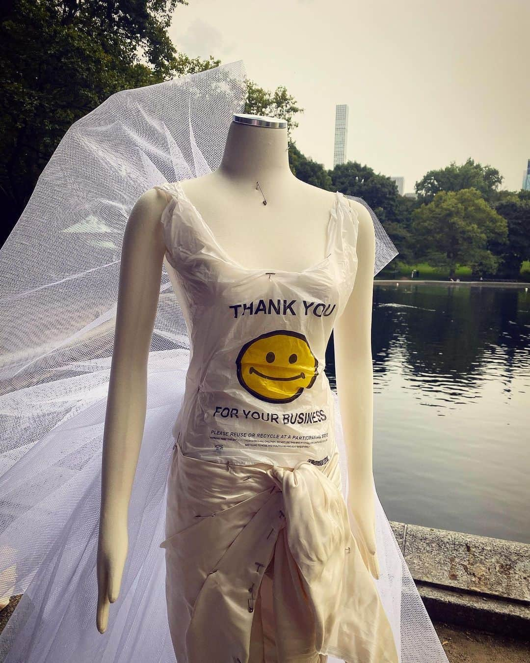 デレク・ブラスバーグさんのインスタグラム写真 - (デレク・ブラスバーグInstagram)「Fashion people are resilient: I just bumped into @zacposen pinning gowns in the middle of Central Park, including one made of a plastic bag from the deli. It’s a surreal season in a surreal year, so it was nice to see a little fashion fantasy in this city again 🦢」9月18日 7時30分 - derekblasberg