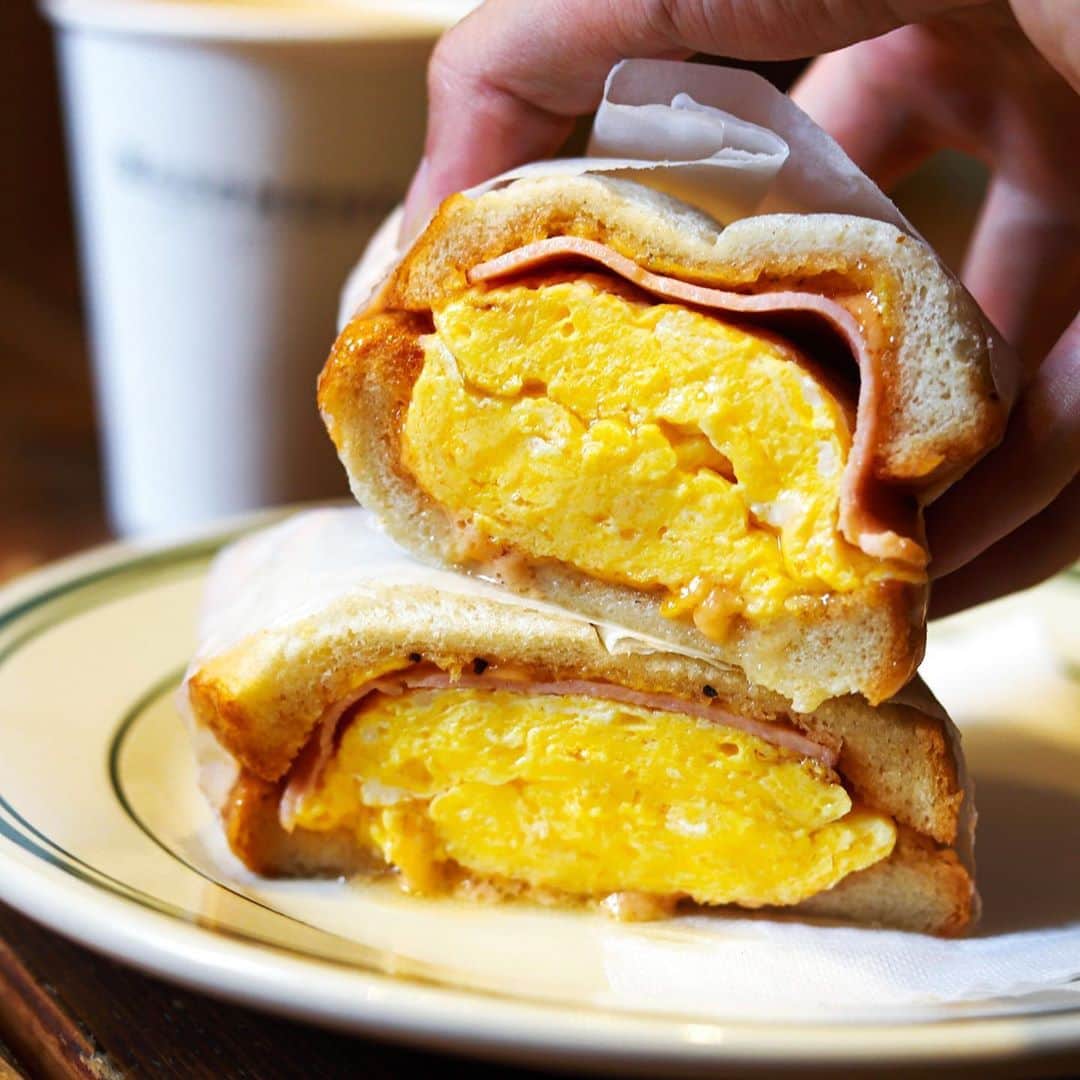 きょん。さんのインスタグラム写真 - (きょん。Instagram)「.  .  BASEMENT coffee&sandwiches @basement_coffee   地下で 珈琲とサンドイッチを。  店名が 全てを表しているのだけど、 厚焼き玉子とハムからなる 一見シンプルな このサンドイッチの美味しさは ぜひ食べて知っていただきたい🥺  #BASEMENTcoffeeandsandwiches #osaka#sandwich#coffee」9月18日 7時34分 - kyon_tokiiro