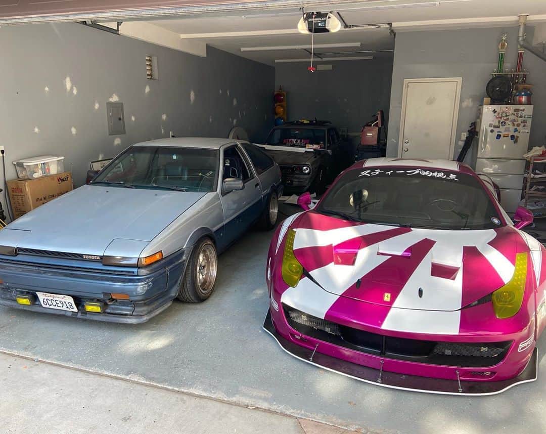 スティーブのインスタグラム：「I miss my Cali garage / man cave but swipe right to imagine what I am about to build in my 1 acre back yard here in Texas!! Just wait! Crazy stuff coming soon!! カリフォルニアでのガレージはとっても良かったですがこれからテキサスで作る秘密基地はそれ以上のすごいものになるぞ！！期待してくださいね」