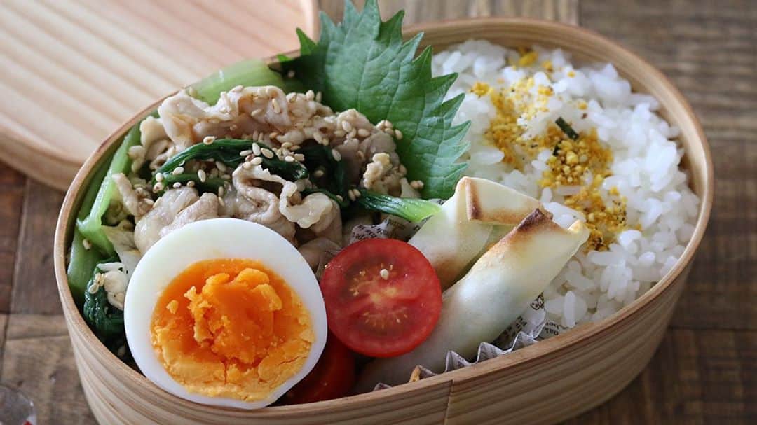 にぎりっ娘。のインスタグラム：「*#レシピあり #3品の簡単おかず弁当 柔らか美味しい和える#豚しゃぶ 沸騰しない程度のお湯で茹で、 氷水に取らないのがポイント👆 #副菜はトースターで5分 YouTubeに動画あります。 ・ 作成動画はプロフィールのリンクからどうぞ(◍′◡‵◍)   ▼今日のお弁当メニュー ・ごはん＋ペパたまふりかけ ・豚しゃぶ ・枝豆とチーズのスティック春巻 ・ゆで卵 ・ミニトマト  【豚しゃぶ】 ＜材料＞ ・豚肉（しゃぶしゃぶ用）200〜300g ・青梗菜　1株（なくてもOK) ・片栗粉　小１〜２ ・酒　大１ ・塩　小１  （タレ） ・酢、醤油　各大１ ・砂糖　小２ ・ごま油　大1/2 ・すりごま、いりごま　お好みで  ＜作り方＞ １　青梗菜は茎と葉に分け、食べやすくカットし、塩ゆでする。 ２　タレの材料を混ぜ合わせておく。　 ３　水５００mlに酒と塩を入れて沸騰させ、沸騰したら極弱火にする。 ４　豚肉に片栗粉をまぶし、３のお湯でしゃぶしゃぶ茹で、火が通ったらすぐにざるに取る。 ５　ボウルにタレ、青梗菜、豚しゃぶを入れて混ぜ合わせる。  【枝豆とチーズのスティック春巻】 ＜材料＞ ・えだまめ　３２粒 ・スライスチーズ　１cm幅にカット ・春巻の皮　２枚　十字に４等分にカット ・水溶き小麦粉（小麦粉、水各小1/2）  ＜作り方＞ １　春巻き1/4枚にスライスチーズと枝豆４粒を乗せる。 ２　春巻きの両サイドと奥に水溶き片栗粉を塗ってスティック状に巻き、サイドを折る。 ３　トースターで５分ほど焼く。 * *  #お弁当#お弁当おかず#簡単おかず #ランチ #簡単レシピ #lunch#lunchbox#obento#bento#japan #japanesefood #love #nofilter #foodstagram #food #foodporn #instagood #nigiricco#youtube #youtuber #yummy  #life #swag#healthyfood * お弁当作成動画配信中 youtube内検索で 「お弁当中」か「にぎりっ娘」で検索してね😘」