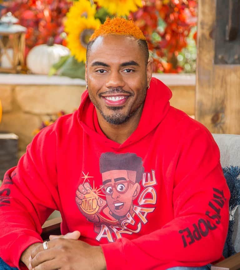 ラッシャッド・ジェニングスのインスタグラム：「Wanna start the Autumn season off right? Nah you don’t have to dye your hair orange, but you need to get a copy of my latest book for a kid you know or the kid in you! ARCADE and the DAZZLING TRUTH DETECTOR is available everywhere! Now orange you glad I told you about it!? #ShadTheAuthor #ArcadeLivingston #CoinSlotChronicles link in bio. Grab the hoodie toooooo! All love. Cartoon soon 👲🏾👲🏾👲🏾」