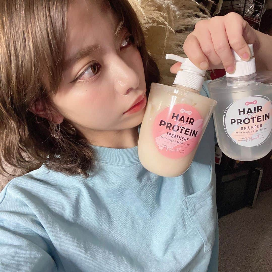 渡邊りつさんのインスタグラム写真 - (渡邊りつInstagram)「#hairtheprotein . パッケージが可愛すぎて、使いたくないシャンプーとトリートメント 🥺🥺🥺 (使ったけどな。) . 📎 空洞化によってタンパク質を失い細状化した髪を、髪と同じ構造のタンパク質で補修する、”洗うだけの髪のプロテイン”という新発想のヘアケア。 📎 ”プロテイン補修”で洗うだけの美髪トレ！トップサロンでトリートメントしたような滑らかで輝く艶髪に仕上がる。 . さらさらつやつやになってかなり 気に入っております ✍🏻✩.*˚ アクアブロッサムの香りも ◎ . @hair_the_protein #へアザプロテイン#ヘアケア #プロテイン女子 #ヘアプロテイン #美髪トレ #pr」9月18日 7時53分 - w.rw.r