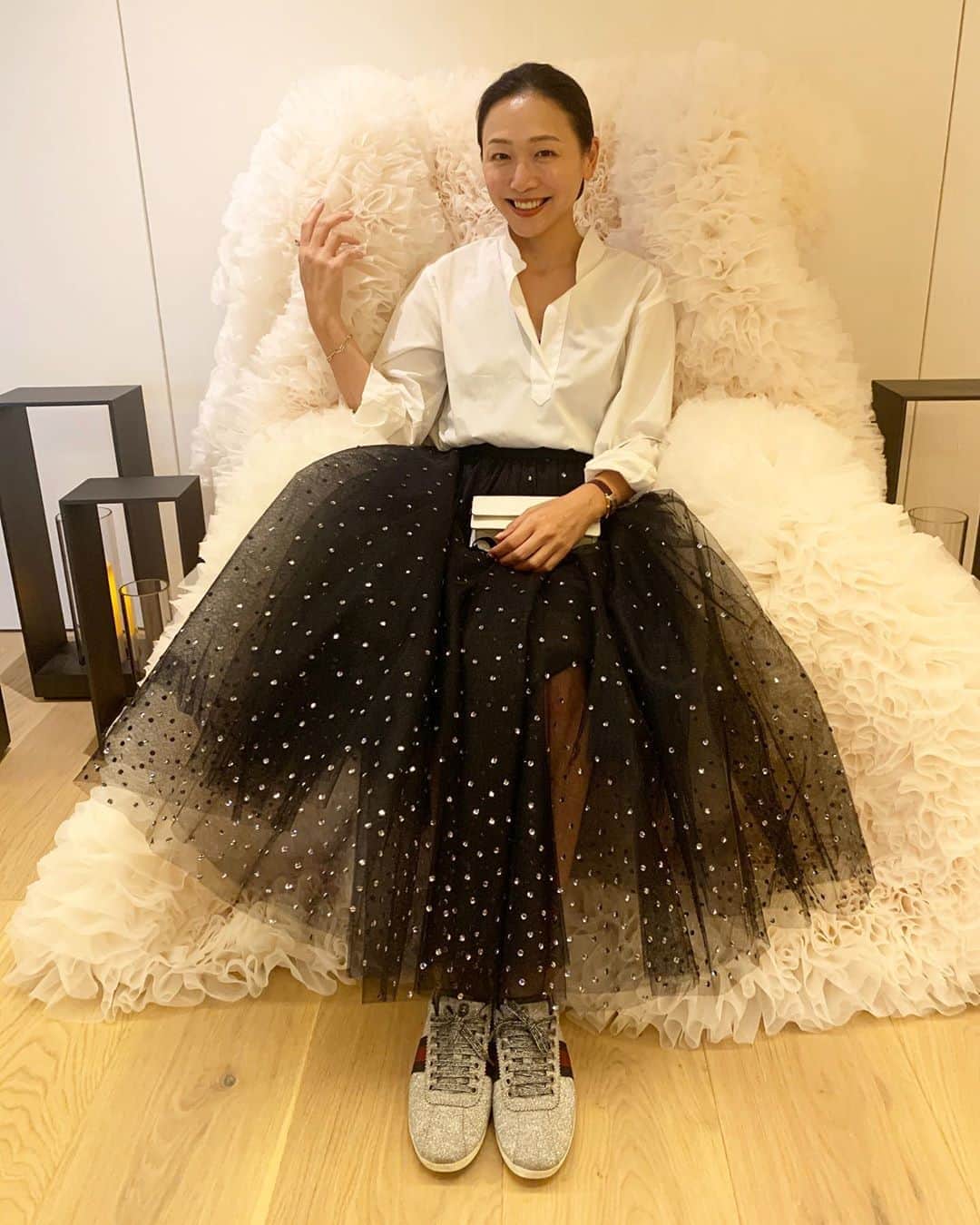 のインスタグラム：「・ ・ おはようございます 昨日は　@tomo_koizumi さんにお会いするのに どんなfashionがいいかな？)TOMOさんのお洋服は持っていないから)と考え。なんとなくチュールだなと…  @keitamaruyama さんのネイビーのチュールスカートにスパンコールが付いているお気に入りに @gabrielacollgarments の白シャツを合わせて やっぱり足元はスニーカースタイル😊  可愛すぎるphoto spotがあり勿論座り　@myrtrst_____ に撮ってもらった♡  たまにチュール身に付けると なんかいいね  みなさまステキなシルバーウィークを🧚‍♀️ ・ ・ #fashion @keitamaruyama  @gabrielacollgarments  @maisonmargiela  @gucci」