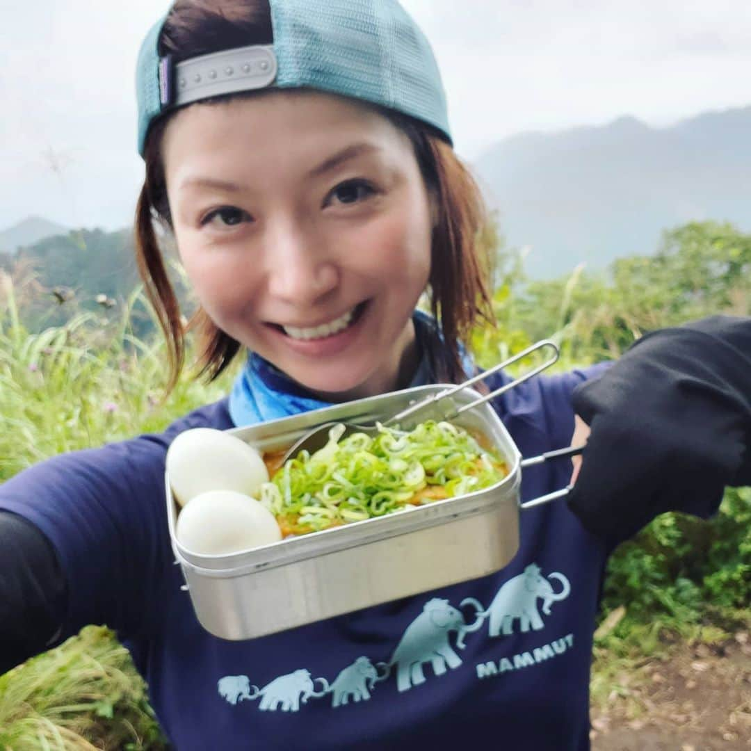 加藤ツバキさんのインスタグラム写真 - (加藤ツバキInstagram)「昨日の山活📷️陣馬高原下バス停スタートして底沢峠→景信山→小仏峠→城山→高尾山→極楽湯ゴール🙌 当初は陣馬山からまわる予定だったけど気が変わって人気のない底沢峠コースへ。誰もいない山中は怖いけど、自力だけが頼りという追い詰められてる感と一人の開放感が最高。 お昼のカレーはお土産でいただいた京都の鶏カレーにゆでたまご・九条ネギ・おあげトッピングで💕おいしゅうございましたー！ありがと！ 景信山からの景色は曇りだったんでまぁそこそこ。写真のは相模湖かな。ここに住んでるのかな、猫いた。 高尾山に近づいていくと人も増え、高尾山山頂あたりは賑わってたなー。 高尾山から蛇滝コースに降りる道はまたしても人気がなくて沢で休憩。蛇滝は水行できるらしい。 いつものごとく、お風呂入ってビール飲んでフィニッシュです。おつかれやま。 #山活  #景信山 #小仏城山 #高尾山 #メスティン #山ごはん #すっぴん」9月18日 7時50分 - katotsuba_desu