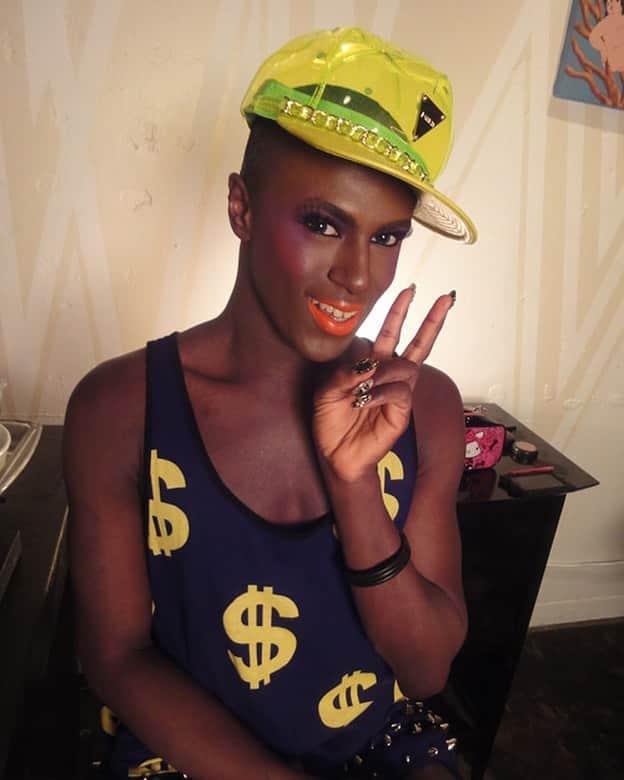 JONTE’のインスタグラム：「Is 2020 over yet ? 🥴  @prestonmakeup on the face ❤️😘  #meninmakeup」