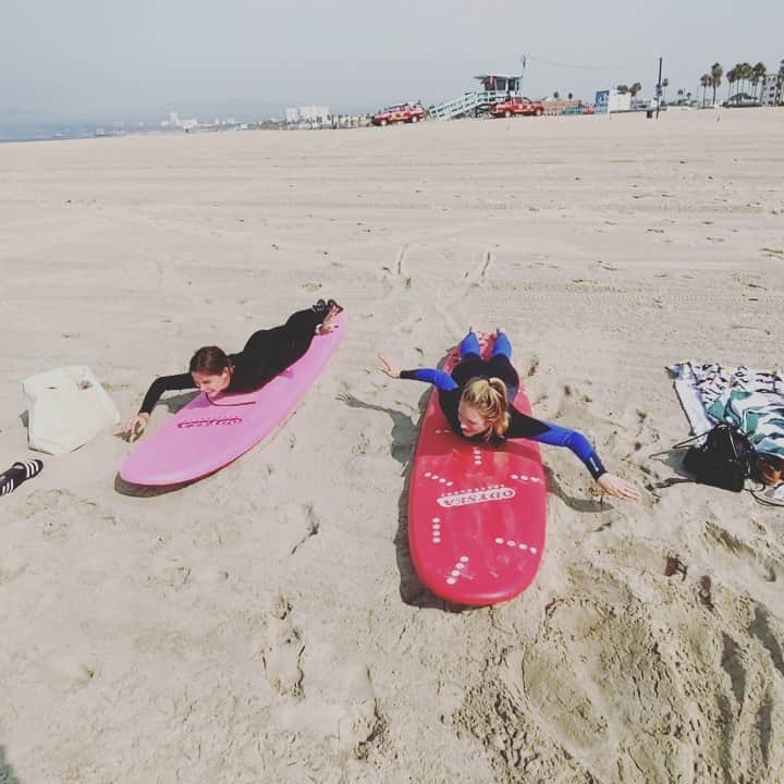 ジェシカ・ストループのインスタグラム：「My girl @brittanysnow and surf legend @tylerstanaland took me out to get pitted this morning. Also learned the stingray shuffle. I’d say we (blue) crushed it. 😜🤙🏻🤙🏻🤙🏻」