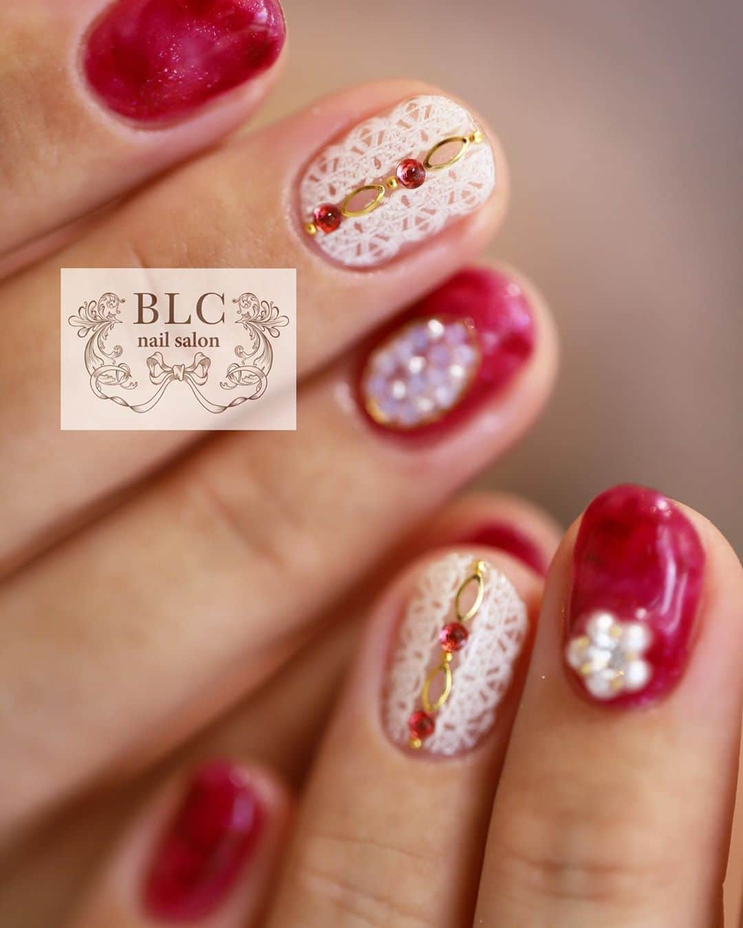 田辺さおりさんのインスタグラム写真 - (田辺さおりInstagram)「#ラインフィルム リボンレース  #BLCnail#blcnailsalon#nail #winternails #ネイル#美甲#指甲#네일#田辺さおり#新潟市ネイルサロン#新潟ネイル#manicure #blcforcorde #akzentz #アクセンツ#タキガワネイルストア . ◾︎◾︎BLC nail salon◾︎◾︎ 新潟県新潟市中央区東中通1番町86-84nsテラス1F 025-211-4187(ご予約) 9:00〜18:00不定休 #新潟ネイルサロン /提携駐車場有」9月18日 7時59分 - blcnailsalon_saoritanabe