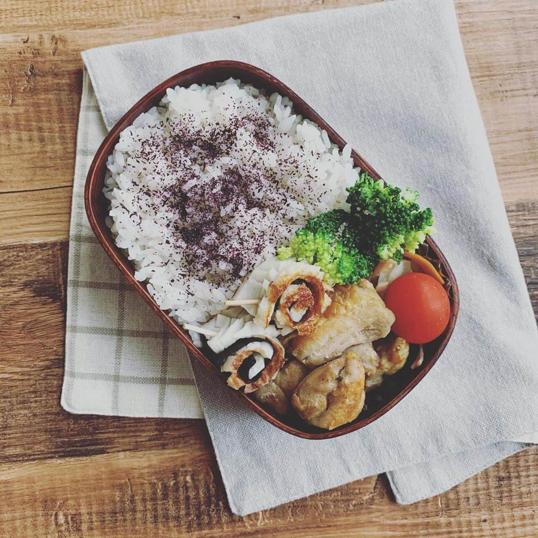 金子あきこさんのインスタグラム写真 - (金子あきこInstagram)「⌘本日のお弁当⌘ #ごはん　400g #チキンスパイシー焼き #キャベツのコンソメ煮 #ちくわ ・ ・ ・ 次男が今日と明日学年末テスト✏️ 今日は給食ない。 いつもテスト初日は給食がない事を忘れ 「ヒィー😱」となる。 子供のスケジュールまで覚えきれない…😅 ・ ・ ・ #おうちごはん#弁当#男子弁当 #高校生#中学生#男子ママ#わっぱ#曲げわっぱ#時短レシピ#作り置きレシピ#楽弁#健康#代謝#免疫#ごはん比率#日常食#咀嚼#痩せごはん#食べるファスティング#管理栄養士#節約美容料理研究家#金子あきこ#アリコフード#船橋」9月18日 8時06分 - akiko.7878