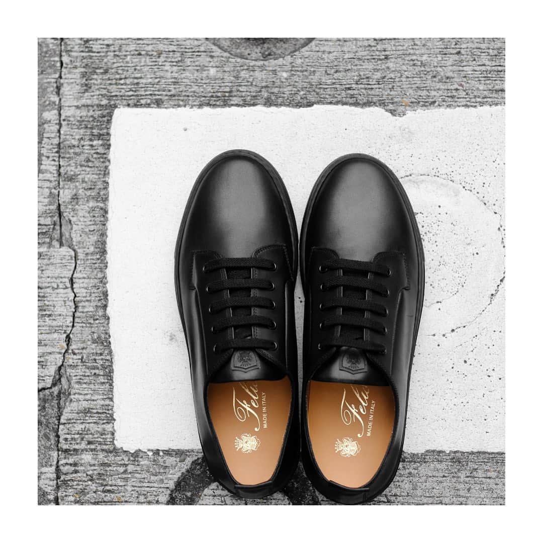 Felisi Japan 〔フェリージ〕さんのインスタグラム写真 - (Felisi Japan 〔フェリージ〕Instagram)「【Felisi Sneakers Debut !!】 . フェリージ初となるスニーカーを明日9月19日(土)より、 フェリージ店舗とオンラインショップにて発売いたします。  甲高、幅広な日本人の足に合わせて、 オリジナルラスト（木型）を作成し、 足に馴染みやすく長時間の着用しても疲れにくい 機能性も重視しながら甲部分、インソールに牛革を使用し、 フェリージならではの高級感あるデザインに仕上がりました。 . カラーは高級感あるかがやきを放つブラック1色展開。 シンプルで男女ともにご使用いただけるデザインとなっており、 男性・女性サイズをご用意しております。 . . ■MEN Model No. AA005/M-shoes Price : ¥29,700 Size: 40,41,42,43,44 . ■WOMEN Model No. AA006/W-shoes Price : ¥29,700 Size: 35,36,37,38,39 . . . #felisi #felisiselection #sneakers #shoes #newarrivals #madeinitaly #フェリージ #フェリージセレクション #フェリージスニーカー #スニーカー #イタリア製 #スニーカーコーデ #レザースニーカー #黒スニーカー #足元倶楽部 #靴」9月18日 8時07分 - felisi_japan