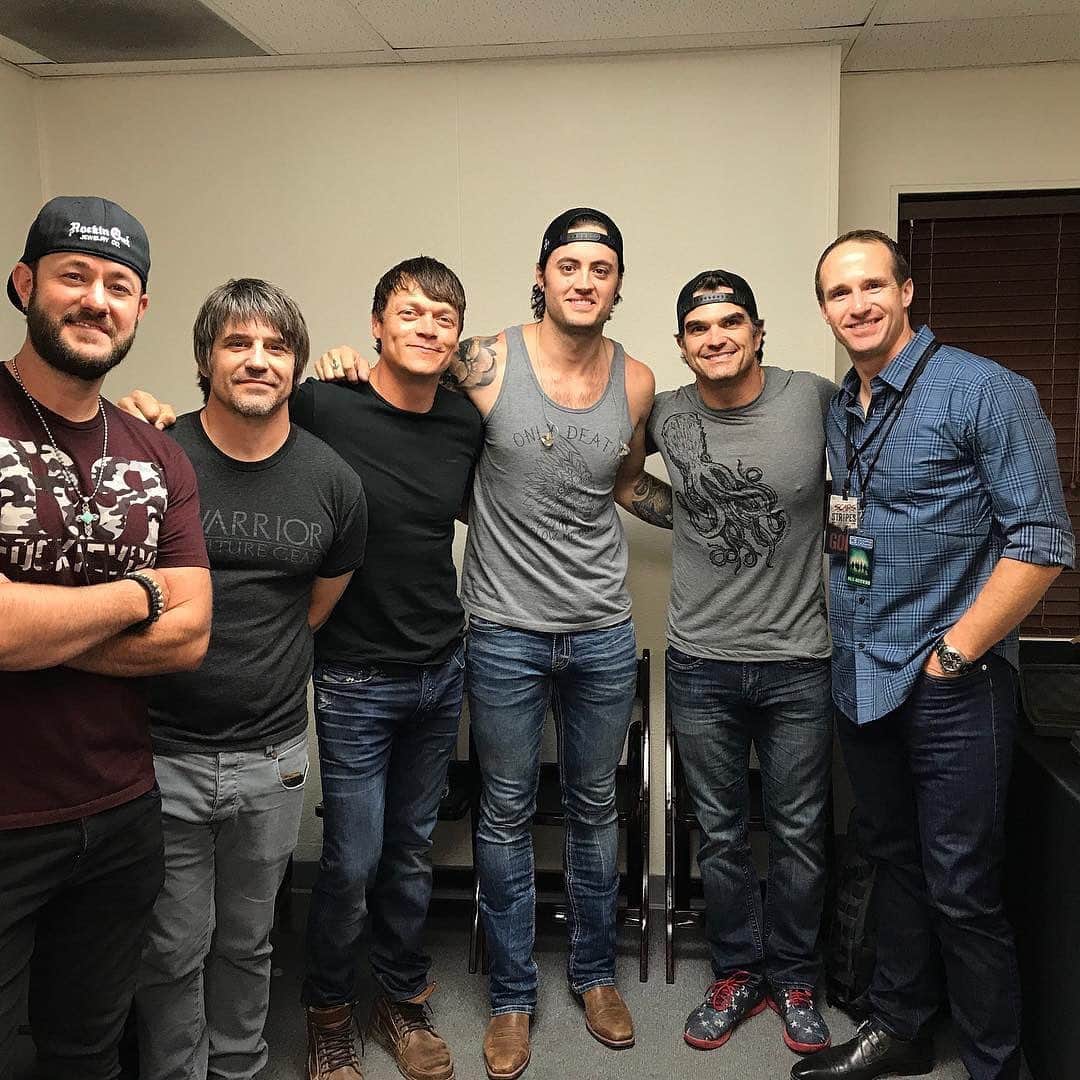 3 Doors Downのインスタグラム：「#TBT to hanging backstage with @drewbrees. Who else is happy football is back?」