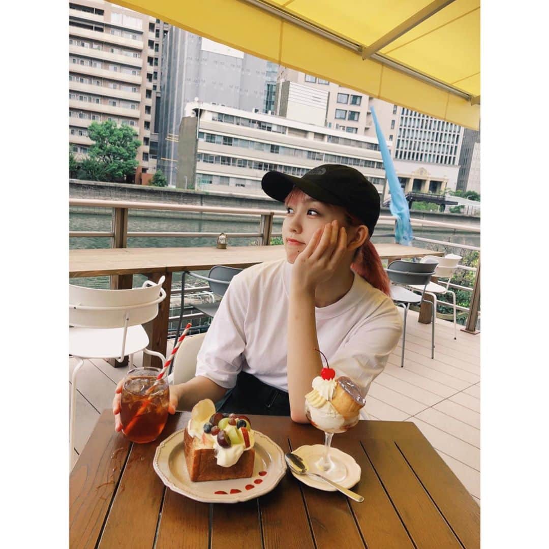澤田桃佳のインスタグラム：「この後、最大に雨が降ってくるなんて、、、  . . . #goodmorning #テラス　#スイーツ　#プリン　#トースト」
