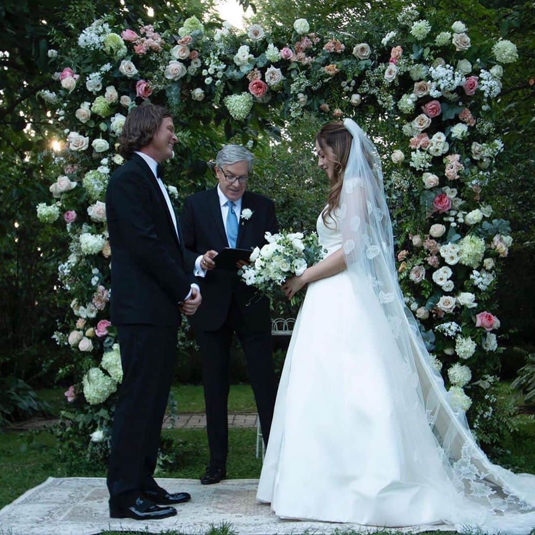 E! Onlineさんのインスタグラム写真 - (E! OnlineInstagram)「Here comes the bride: #Dynasty star Elizabeth Gillies is married! She tied the knot with Michael Corcoran in an intimate ceremony ordained by her father. ❤️ (📷: @emily.lipson/Instagram)」9月18日 8時17分 - enews