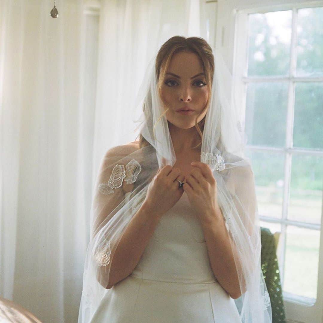 E! Onlineさんのインスタグラム写真 - (E! OnlineInstagram)「Here comes the bride: #Dynasty star Elizabeth Gillies is married! She tied the knot with Michael Corcoran in an intimate ceremony ordained by her father. ❤️ (📷: @emily.lipson/Instagram)」9月18日 8時17分 - enews