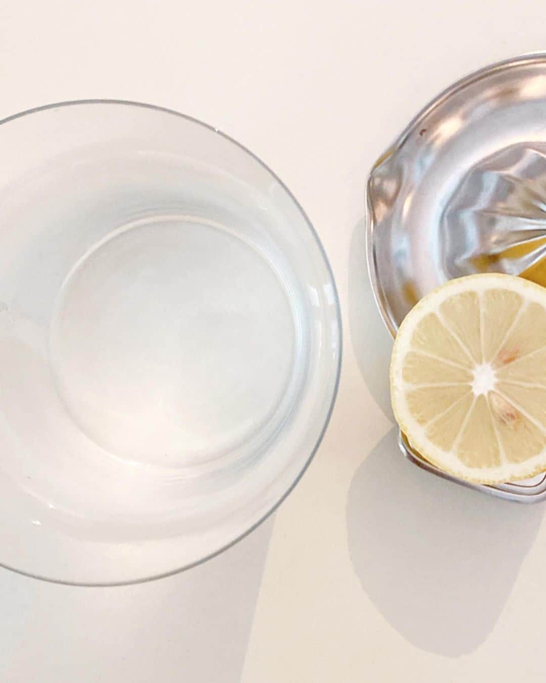 Sachiさんのインスタグラム写真 - (SachiInstagram)「Morning Detox  . 最近パセリが不在。 よって非常に飲みやすいw。 . レモン(防腐剤不使用)を絞って お水とわるだけ。 サイコーに美味しい。朝1番はこれを飲むよ。 . #パセリ買わないと #detox#vitaminc#vitamins  #water#detoxwater#lemon  #ビタミン#デトックス #sachiのbeautytime」9月18日 8時22分 - sattyyyyy