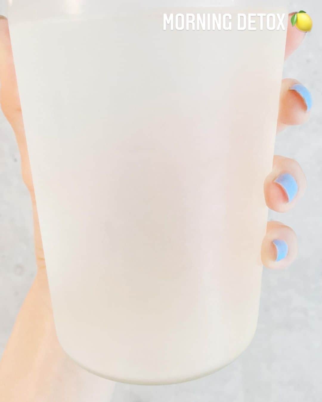 Sachiのインスタグラム：「Morning Detox  . 最近パセリが不在。 よって非常に飲みやすいw。 . レモン(防腐剤不使用)を絞って お水とわるだけ。 サイコーに美味しい。朝1番はこれを飲むよ。 . #パセリ買わないと #detox#vitaminc#vitamins  #water#detoxwater#lemon  #ビタミン#デトックス #sachiのbeautytime」