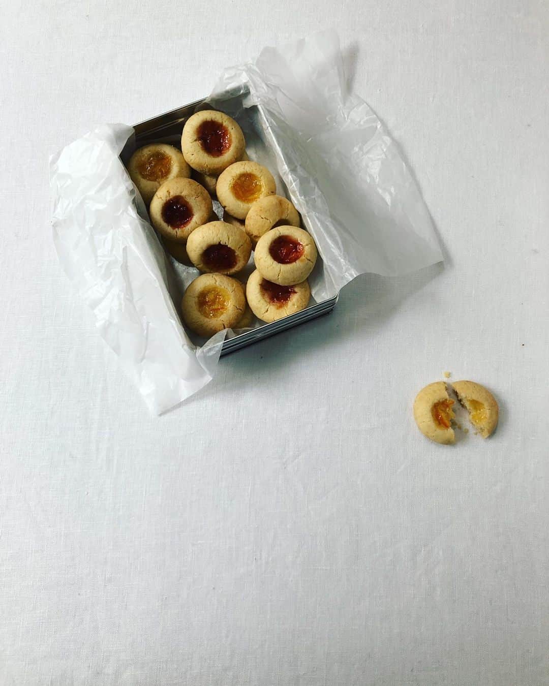 真藤舞衣子さんのインスタグラム写真 - (真藤舞衣子Instagram)「『ボウルひとつで作れるたくさんの焼き菓子』本日発売です！　  ボウルひとつでの人気シリーズがギュッと1冊になった永久保存版です。  今回、帯に推薦文を　いつもボウルひとつシリーズを活用してくださっている、とてもお料理上手な安田美沙子ちゃんが書いてくださいました。ううう感謝の気持ちでいっぱいです。。。  今回、この発売を記念して、美沙子ちゃんとこの本についてインスタライブでトークセッションを予定してます。 また詳細きまりましたらお知らせしますね。  そしてなんとこの度、発売を記念して、インスタ投稿プレゼントキャンペーンを開催します！！みなさんのご応募お待ちしております！！﻿ ﻿こちらをお読みください😊 【プレゼント】﻿ ◆主婦と生活社のレシピ本2冊セット　10名﻿ ※プレゼント内容の指定はできません。予めご了承ください。﻿  【応募方法】﻿ インスタグラム　料理の本公式アカウント「@ryourinohon」をフォローの上、キャプションに「＃マイマイのボウルひとつ」をつけ、『ボウルひとつで作れるたくさんの焼き菓子』に掲載されたレシピで作ったお菓子の写真を投稿してください。１投稿につき1回のご応募が可能。何回でも応募いただけますので、たくさんの投稿をお待ちしております！﻿ 【募集期間】 9月18日～10月20日 ﻿ 【応募条件】『ボウルひとつで作れるたくさんの焼き菓子』を購入いただいた方。また、日本国内に在住の方でアカウントを公開している方 ﻿ 【抽選・当選発表】抽選の結果、ご当選された方にはInstagramのダイレクトメッセージにてご連絡させていただきます。 ※注意事項 投稿されたお写真は、主婦と生活社のSNSアカウント内にて使用させていただく可能性があります。また、抽選方法及び結果に関するお問い合わせはお受けできませんのでご了承ください。﻿ ﻿ #真藤舞衣子　#ボウルひとつで作れるたくさんの焼き菓子　#マイマイのボウルひとつ　#プレゼントキャンペーン　#おうち時間　#マフィン　#クッキー　#スコーン　#ケーキ﻿ #cookies #muffin #cake  #scone」9月18日 8時24分 - maikodeluxe