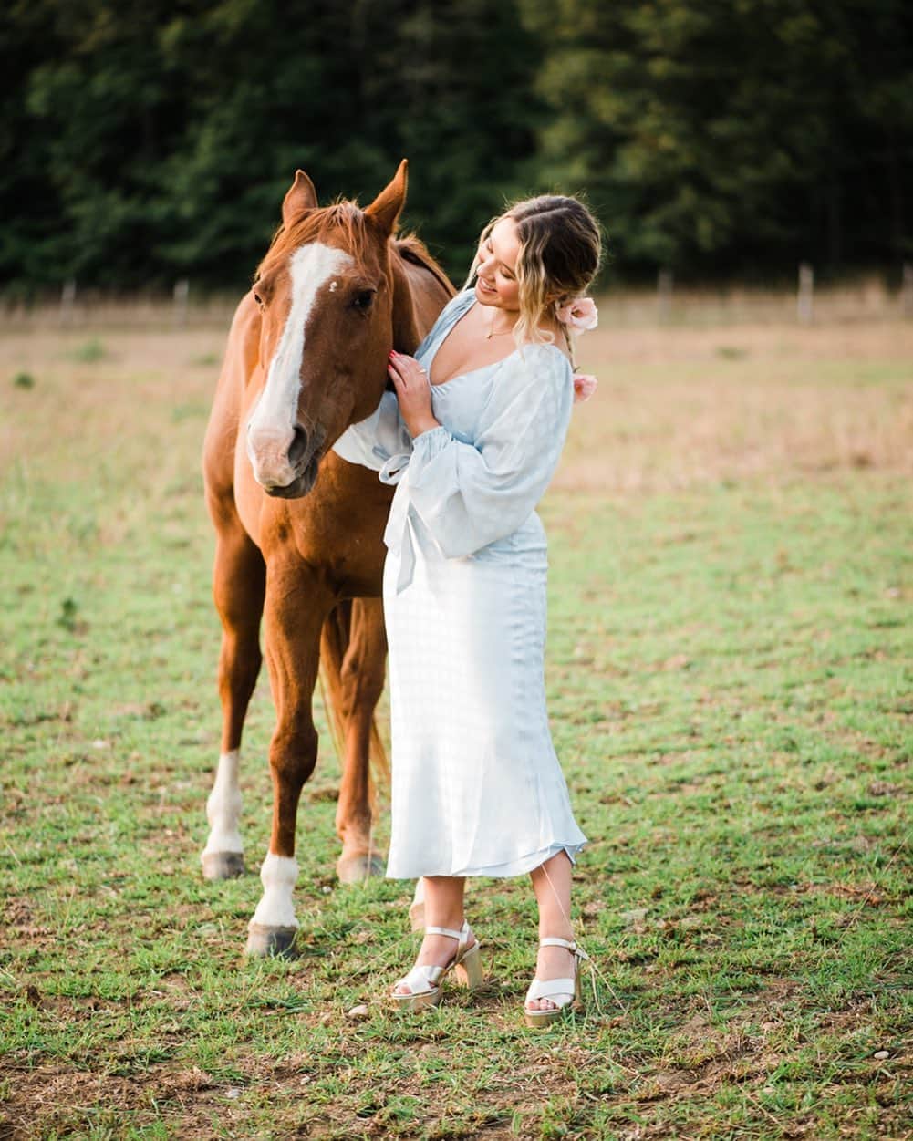 トーリ・ウェブスターのインスタグラム：「it’s the Hannah Montana The Movie vibes for me 🐴❤️🦋 dress from @revolve」