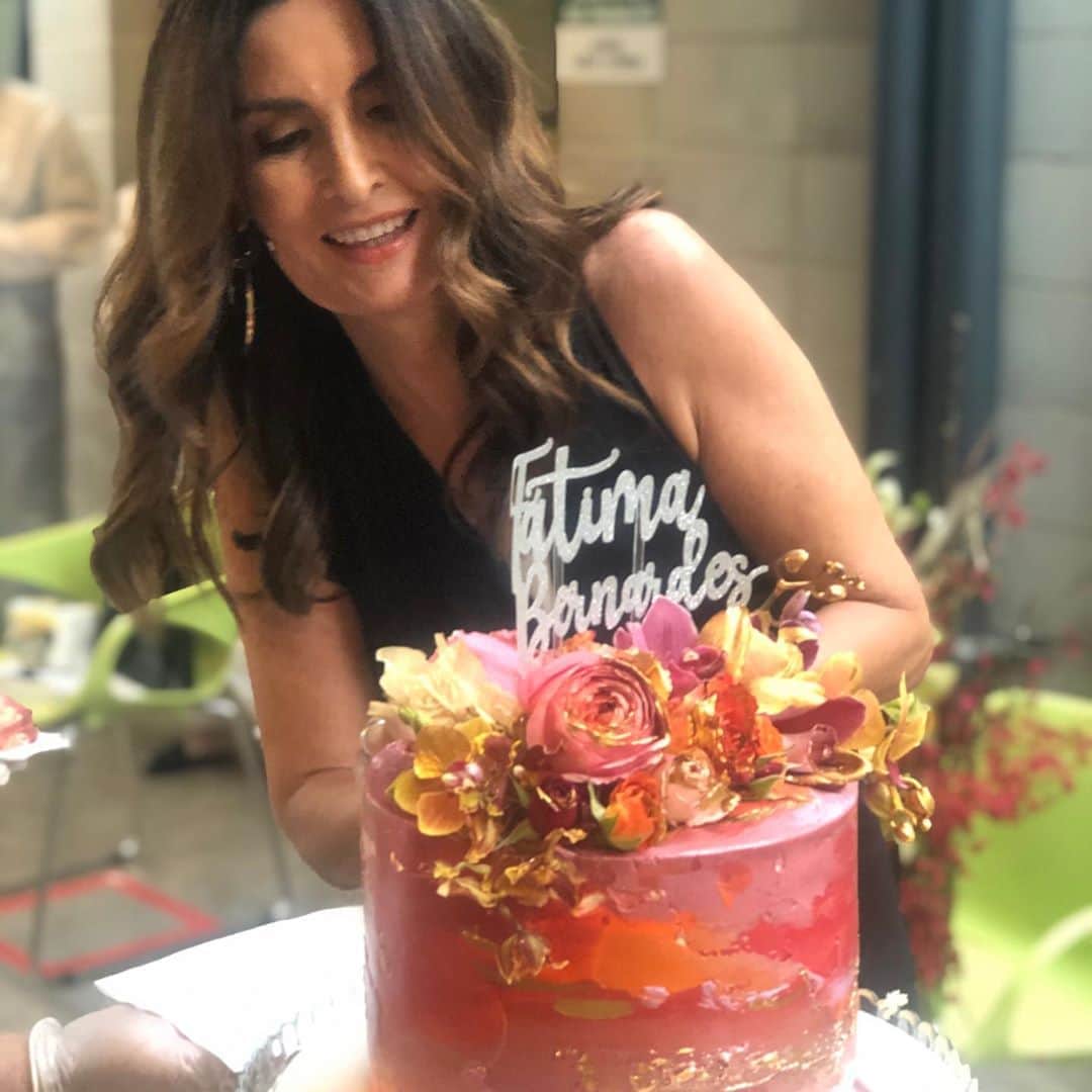 ファチマ・ベルナルデスのインスタグラム：「Que aniversário diferente. Sem abraço, mas cheio de amor. Muito. Tinha mais flores do que gente na sala da minha casa. Não vai ter textão. Só gratidão e o meu pedido de desculpas por não conseguir responder a tantas msgs, posts e homenagens. Vcs são demais. Deixaram meu dia ainda mais lindo. #gratidao #cadaminutoimporta」