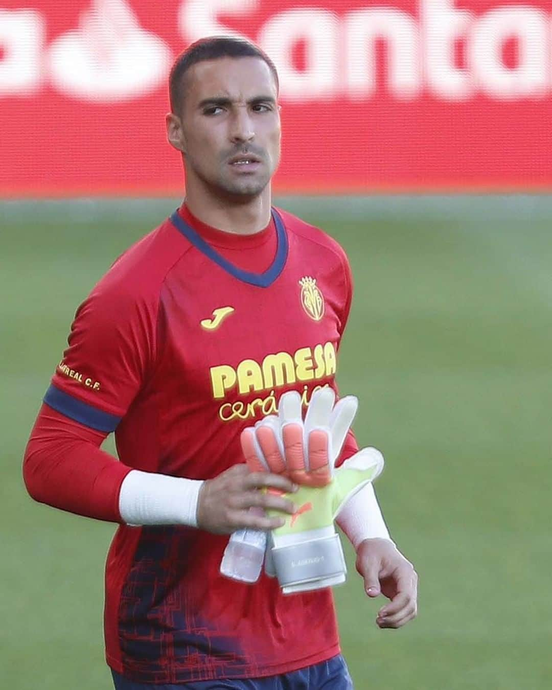 LFPさんのインスタグラム写真 - (LFPInstagram)「Always ready! 💪 • ¡Siempre listo! 💛 • #Asenjo #Villarreal #LaLiga #LaLigaSantander #Football #Goalkeeper」9月18日 14時00分 - laliga