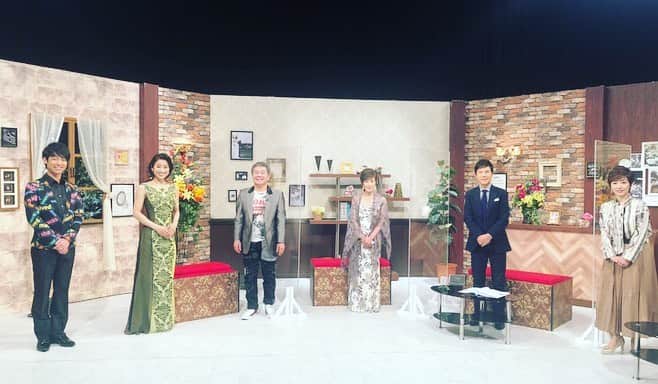 松阪ゆうきのインスタグラム：「昨夜の  『#昭和歌謡ベストテンdx 』ご覧くださいました皆さま。ありがとうございました😊  川野夏美さんと ヒデ&ロザンナさんの 『愛の奇跡』を歌わせていただきました🎤  真ん中にパーテーションはありましたが、そこまで気になりませんでしたねー^ ^  ものまね#半沢直樹 #小池百合子 都知事も放送していただきました😂  お楽しみ頂けたかな？(^^)  長峰由紀アナウンサーも仰ってくださいましたが、また歌で出演させて頂けますように頑張ります💪  是非皆さま 番組への感想をお寄せくださいね💖  ゆうき  #bstbs #昭和歌謡ベストテンdx #川野夏美 さん #尾藤イサオ さん #伊東ゆかり さん #関根勤 さん #長峰由紀 アナウンサー #感謝 #松阪ゆうき」