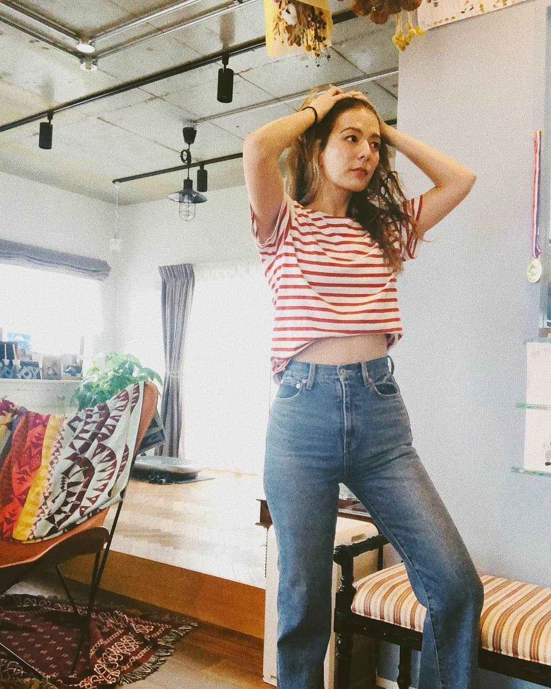 スザンヌさんのインスタグラム写真 - (スザンヌInstagram)「頭抱えちゃうくらい﻿ タイトなデニム👖♡﻿ （ねじ込んで履いてるw）﻿ ﻿ 夏はきっと履くだけで汗だく間違えなしだし、ボタン閉めるときも息できない🙄﻿ ﻿ でもでもラインがとっても素敵でおしりも綺麗に見えて理想の　@vicente__official デニム👖♡﻿ ﻿ レビューで、伸びるので﻿ 1サイズちいさめをおすすめします。って書いてあったから頑張ってS sizeを購入♡﻿ （今のとこ水も飲めないタイトさ。乞うご期待🙏）﻿ ﻿ だったら身体を合わせるしかないってことで﻿ #スガトレ 💪﻿ でおしりはぷりっとウエストはピタッとくびれを目指してトレーニング頑張りました🌈﻿ ﻿ 朝から、あーちょっとめんどくさいなぁと思ってても﻿ スガッシュ🦰の笑顔と元気みたらこちらもやる気がみなぎる。﻿ ﻿ 今年中の目標は﻿ 涼しい顔して腕立て伏せをやすまず床からしっかり10回←﻿ ﻿ 🌈💪🌈」9月18日 14時02分 - suzanneeee1028