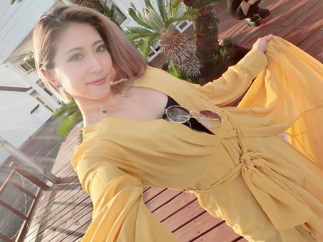 Kumiのインスタグラム：「. たくさんお日様チャージしてきました☀️☀️☀️ . 本当は今回の旅行決まった時 イベント直前すぎて え、まじか。 って思ってたけど、、 . 逆にその分、今日まで効率よく動けたし リフレッシュできて脳みそシャキってしたので ここからあと2日！ がっつり集中モード入って20日を迎えれます✊🔥 . . いやぁーーーー 楽しみだ！！！😍😍😍 . . . #リゾートコーデ #リゾートワンピース #バーレスク東京 #スーパーバーレスク東京 #burlesque #burlesquetokyo #インスタ映え #自撮り #selfie #海外からセレブファッション #fashion #fashionista #fashiongram #fashionstyle」