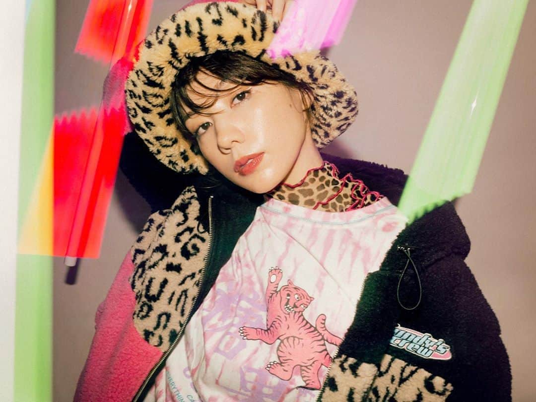 板橋よしえのインスタグラム：「▷ ▷ ▷対談連載 デザイナー板橋よしえの「おしえて好きなひと」第19回目のゲストは おもしろすぎる！と話題のYouTubeを独自の視点で繰り広げる、女優・仲里依紗ちゃん❤️ いつも自然体で、女優さんなのに全く飾らないところが大好き❤️ ファッションフリークな里依紗ちゃんのファッションのルーツや、一緒にコラボさせてもらったときのことなど！いろいろお話しました♡ ぜひ読んでもらえたらうれしいです☺️ プロフィールから飛べるようになっています～🙋‍♀️ #candystripper #candystripper_magazine 9月号 #仲里依紗」