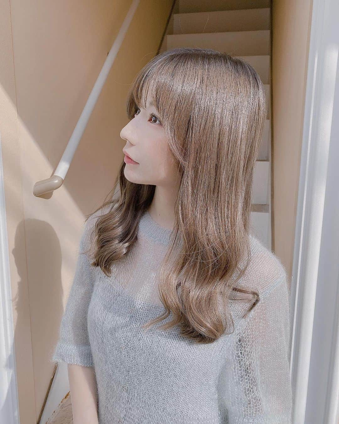 山内あいなさんのインスタグラム写真 - (山内あいなInstagram)「エクステのメンテナンス〜💇‍♀️﻿ 14本足して重みを出して、﻿ 毛先を5cm弱切ったよ✂️﻿ 前よりエクステが馴染んで﻿ ナチュラルになった☺️﻿ ﻿ カラーはラテグレージュ☕️🤍﻿ 柔らかい雰囲気と、﻿ 肌を白く見せる魔法のようなヘアカラー🧙‍♀️🔮﻿ いつもありがとうございます🤍🤍﻿ ﻿ あと数年ぶりに巻き髪🧸💭﻿ ﻿ #エクステ﻿ #ロング #ロングヘア﻿ #ラテグレージュ #巻き髪 #巻き髪ロング #秋カラー  #イメチェン」9月18日 14時06分 - ainayamauchi3131