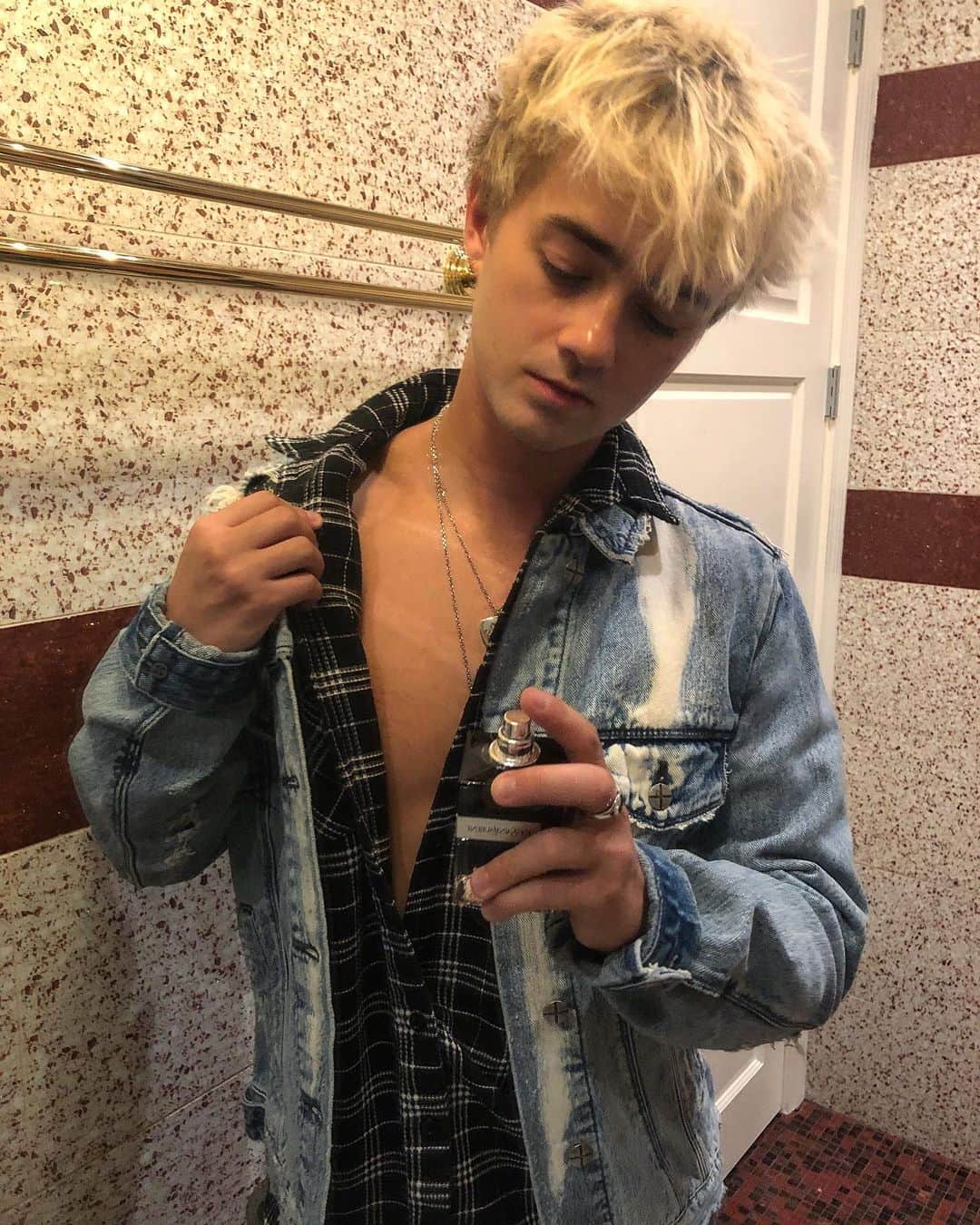ジャック・ジョンソンのインスタグラム：「Gettin ready for the @YSLBeauty House of Y event with their iconic Y Fragrance #WhyNot #YSLBeauty #YSLBeautyPartner」