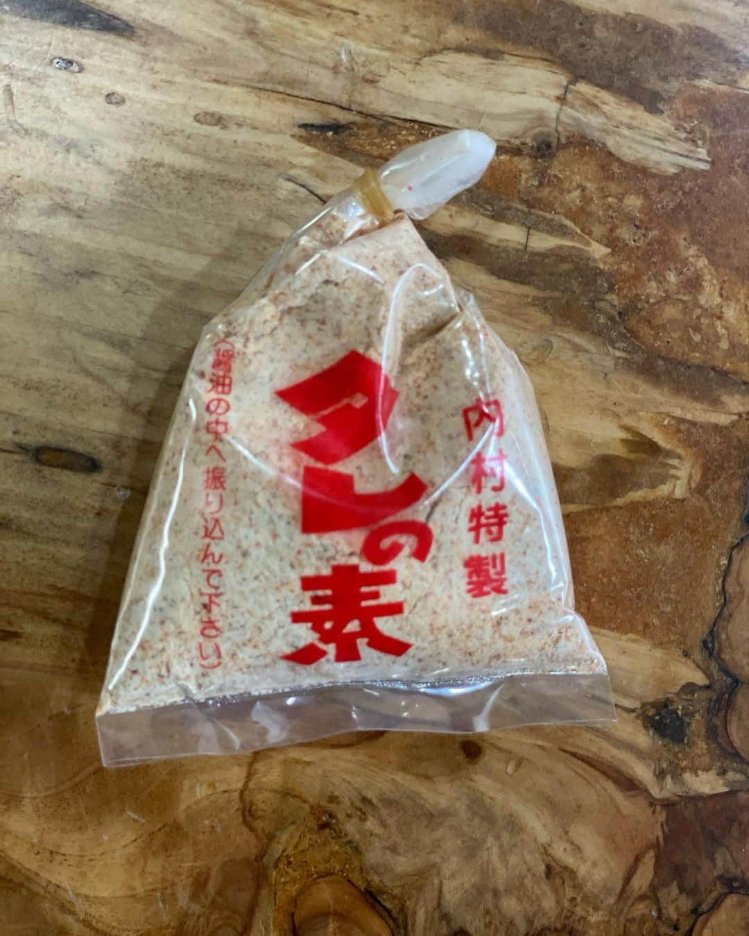 ニッチロー'さんのインスタグラム写真 - (ニッチロー'Instagram)「焼肉サイトでお世話になった下伊那食肉組合さんに加盟している精肉店さんへ🥩  焼肉店の数も多ければ精肉店の数も多い！  精肉店が焼肉文化を支えています！  肉のウチムラさんが作った噂の粉だれ！  醤油の中に入れればタレが完成！  こういった新たな商品が焼肉文化の発展に貢献しています！  #下伊那食肉組合 #吉川ミート　 #肉の丸久 #肉のウチムラ #タレの素 #粉だれ #飯田焼肉大使 #ニッチロー'」9月18日 8時38分 - nicchiro5.1