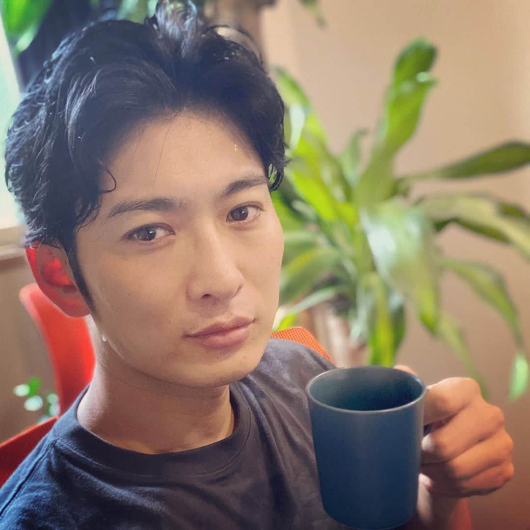松田悟志さんのインスタグラム写真 - (松田悟志Instagram)「ホットコーヒー飲んでたら汗が垂れて来た。今朝は少し暑いですね😎☀️ #おはようございます」9月18日 8時40分 - matsuda_satoshi1216