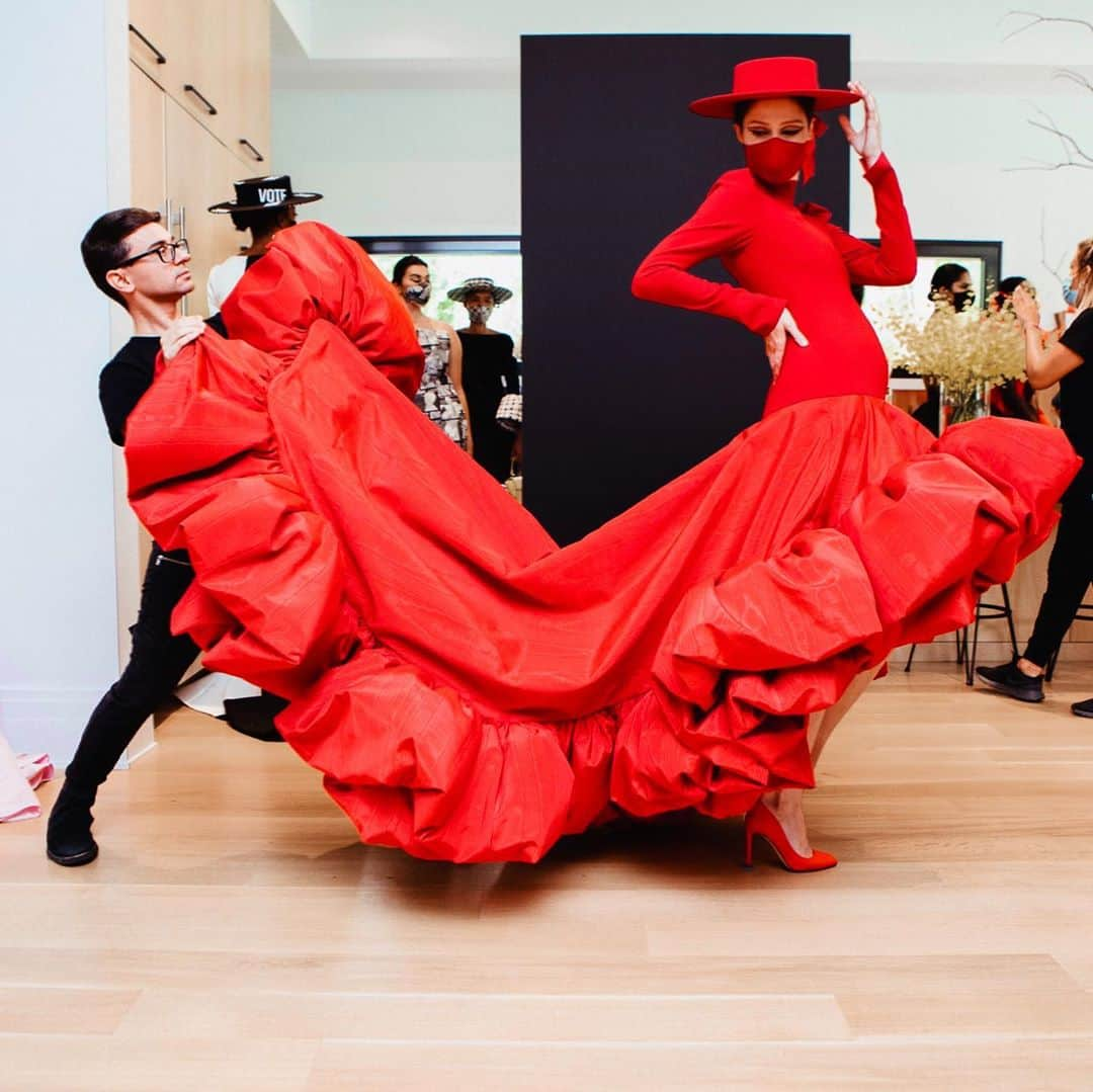 ココ・ロシャさんのインスタグラム写真 - (ココ・ロシャInstagram)「7 months pregnant + 6 feet distance = my fashion week. #NYFW #christiansiriano 📸 @sarakerens」9月18日 8時41分 - cocorocha