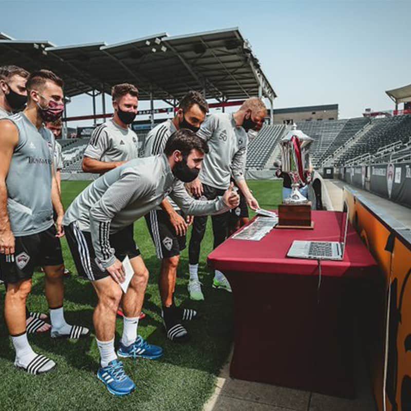 Major League Soccerさんのインスタグラム写真 - (Major League SoccerInstagram)「The @coloradorapids had a socially distant Rocky Mountain Cup 🏆 handover to the supporters.」9月18日 9時00分 - mls