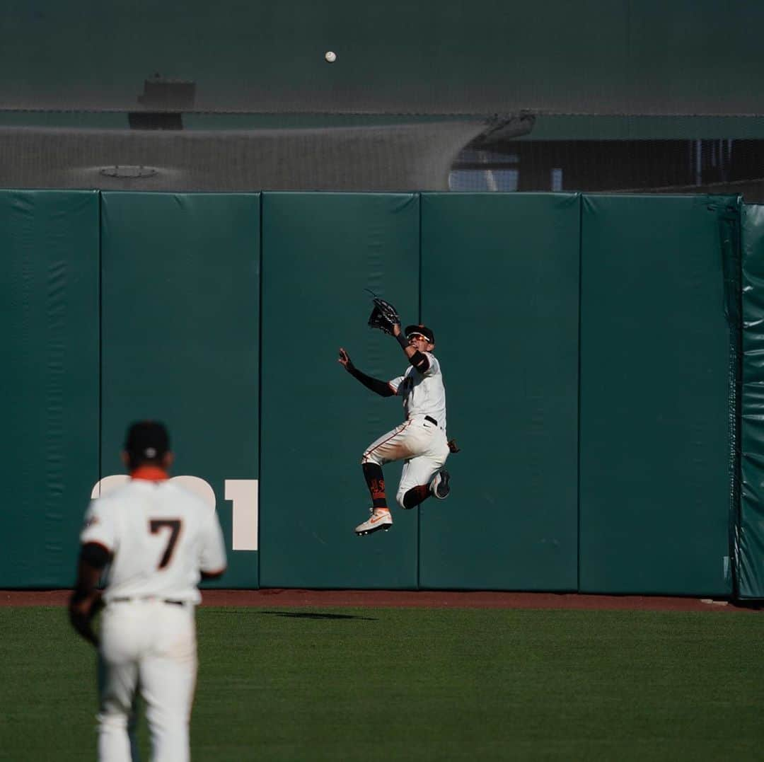 サンフランシスコ・ジャイアンツさんのインスタグラム写真 - (サンフランシスコ・ジャイアンツInstagram)「Resilient. Another comeback WIN. #SFGiants」9月18日 9時10分 - sfgiants