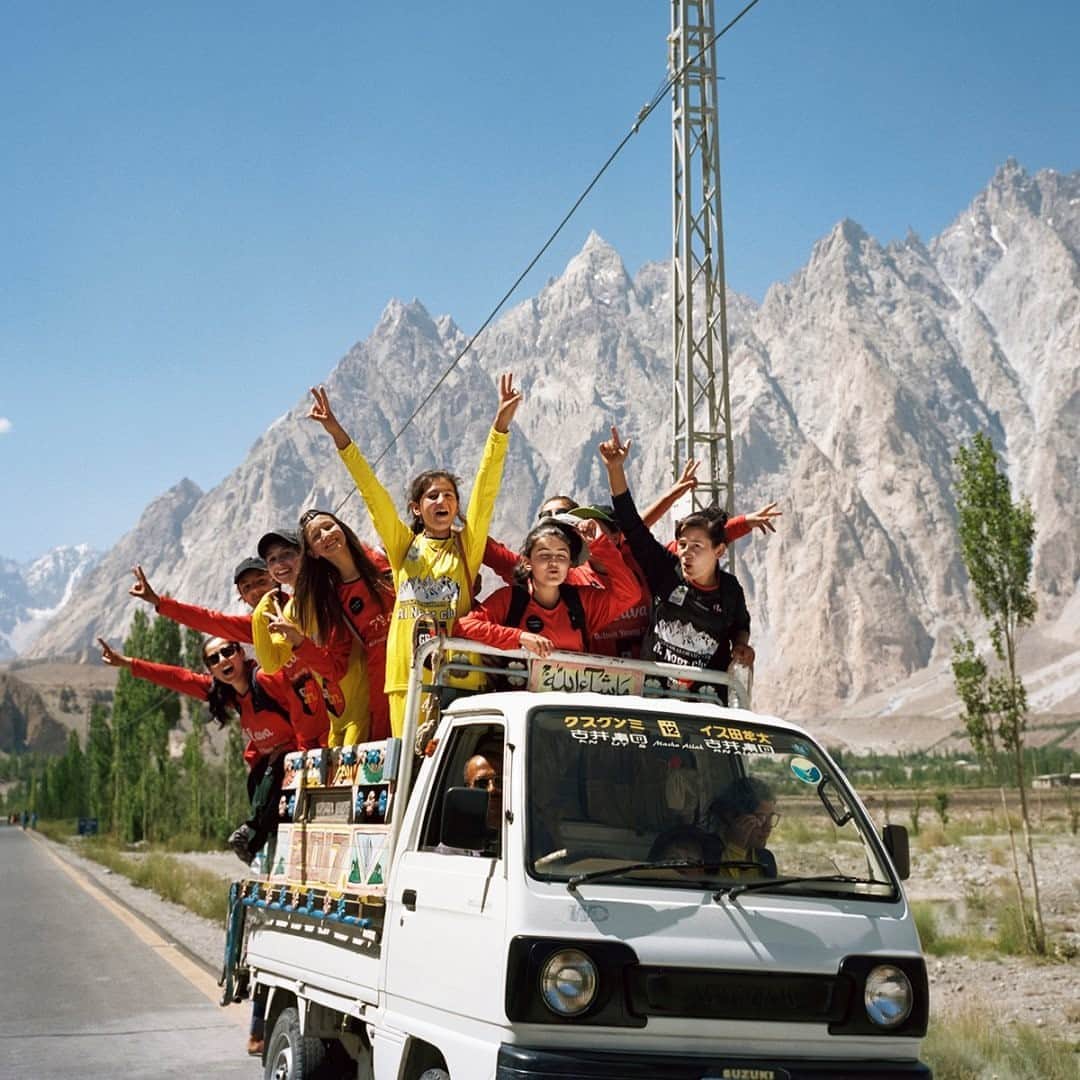 National Geographic Travelさんのインスタグラム写真 - (National Geographic TravelInstagram)「Photo by @sarahyltonphoto / Teenage girls from Gulmit load onto a van after an all-female soccer tournament meant to promote gender equality in the Hunza Valley of northern Pakistan. For more travel stories, follow me @sarahyltonphoto. #Pakistan #genderequality #sports」9月18日 9時05分 - natgeotravel