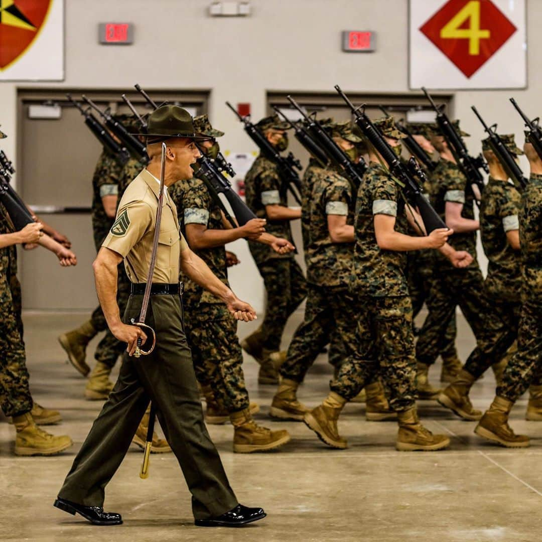 アメリカ海兵隊さんのインスタグラム写真 - (アメリカ海兵隊Instagram)「Step It Up  Staff Sgt. Lucas Padilla, a senior drill instructor, marches his platoon aboard @mcrdparrisisland during the final drill evaluation.  The evaluation tests drill instructors on their ability to give drill commands and tests recruits on their ability to execute the movements properly. (U.S. Marine Corps photo by Lance Cpl. Samuel Fletcher)  #USMC #Marines #BootCamp #ParrisIsland」9月18日 9時08分 - marines