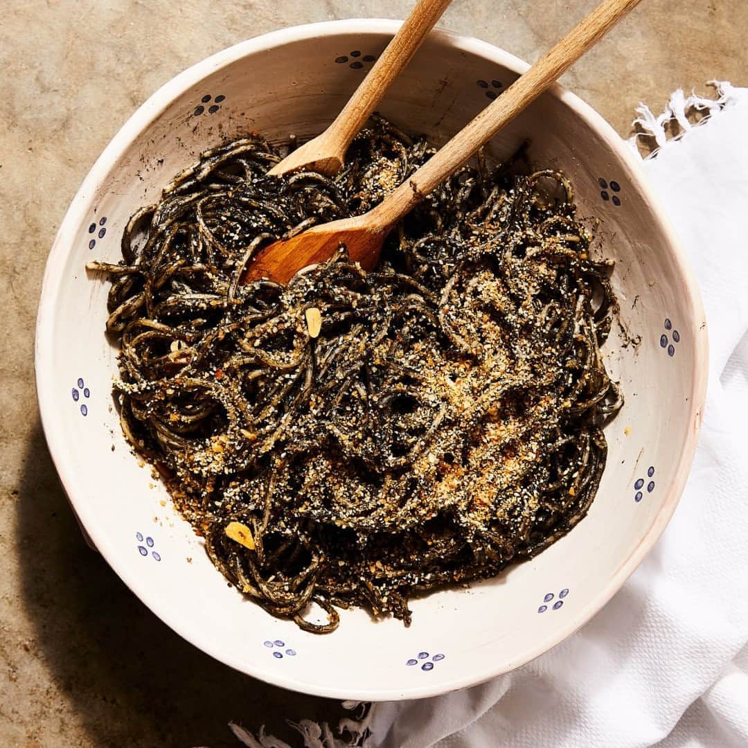 Food & Wineさんのインスタグラム写真 - (Food & WineInstagram)「Upgrade your spaghetti with @chrifrapug's spaghetti with mussels, squid ink and breadcrumbs. Recipe linked in our bio! 📷: @aubriepick」9月18日 9時09分 - foodandwine