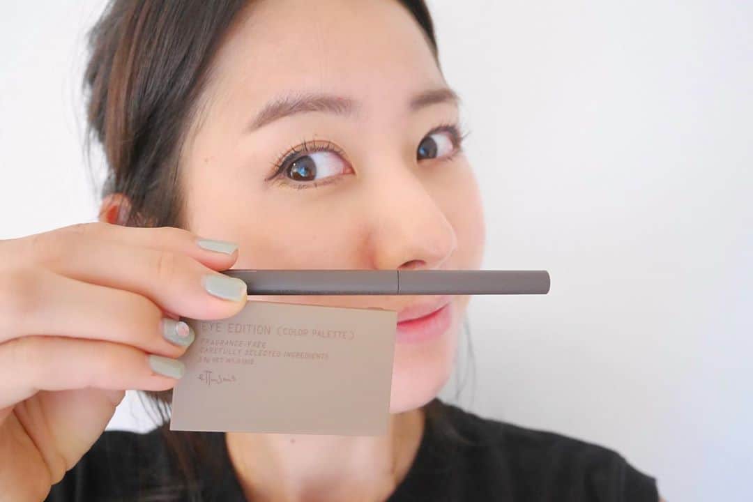 牧村麻美のインスタグラム：「昨日発売ホヤホヤの #エテュセアイエディションカラーパレット （使いやすそうな03チョイス） #エテュセアイエディションジェルライナー （セットカラーの06） マットなスモーキーカラーで今っぽく仕上がる♡ 特にジェルライナーが描きやすすぎて、もっと描きたくなる。まぶたの上に目とか鼻から毛とか描きたくなる。←  ほいでは、勝手におすすめ誰得シリーズ、目元編＼(^o^)／  写真2枚目 ① #アンプリチュード　エクストラボリュームカラーマスカラ04ネイビー →ぱっと見、めちゃ青いんだけど、付けると変に浮かずにまつげをしっかりと長く太く仕上げてくれる。ヨレない滲まない！田中みな実様愛用、はい、間違いない。  ② #イプサ　アイブロウクリエイティブパレット →眉尻右下の濃いやつで足して、全体を上の2色でボカす。ごめんなさい。オレンジとピンクまだ出番ないです。そうです、冒険しないタイプです。  ③ #エチュードハウス　カラーアイブロウマスカラ →眉毛に乗せる。でも多分もうカスカスであんま乗ってない。めちゃプチプラだった。はよ買え。  ④ #イプサ　アイエディションカラーパレット03 →指で左をまぶた全体に馴染ませーの、右をまぶたの下1/3にシャーっと。パールがめちゃ綺麗で秋っぽい色味が良き。  ⑤ #イプサ　アイエディションジェルライナー06 →とにかく描きやすい！ペンシルでもなければリキッドでもない絶妙な加減。ブラックとは違いキツい印象になり過ぎなくてめちゃ好き。  #アイコスメ　#美容　#メイク　#アイメイク　#美容好き　#アラサーメイク　#ママメイク　#男の子ママ　 #ただ今まつ毛美容液で実験中 #どこまで伸びるかなー #ちなみに　 #眉尻に美容液塗ったらね #新しく生えるんでなくて #今ある眉毛がすだれのように伸びたよ #もう私は村山元総理」
