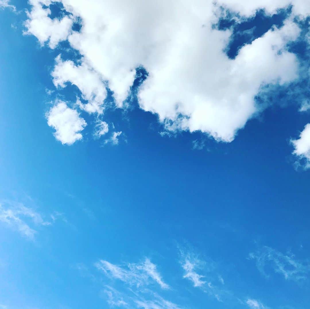 中野耕史のインスタグラム：「‪自宅で過ごすことの多い今だからこそ大切にしたい‬  ‪触れ合い‬  ‪YouTube新作UPしました🎥‬  ‪心を伝える日本語 #41 触れ合い https://youtu.be/cEuruGn3CLQ @YouTubeより‬」