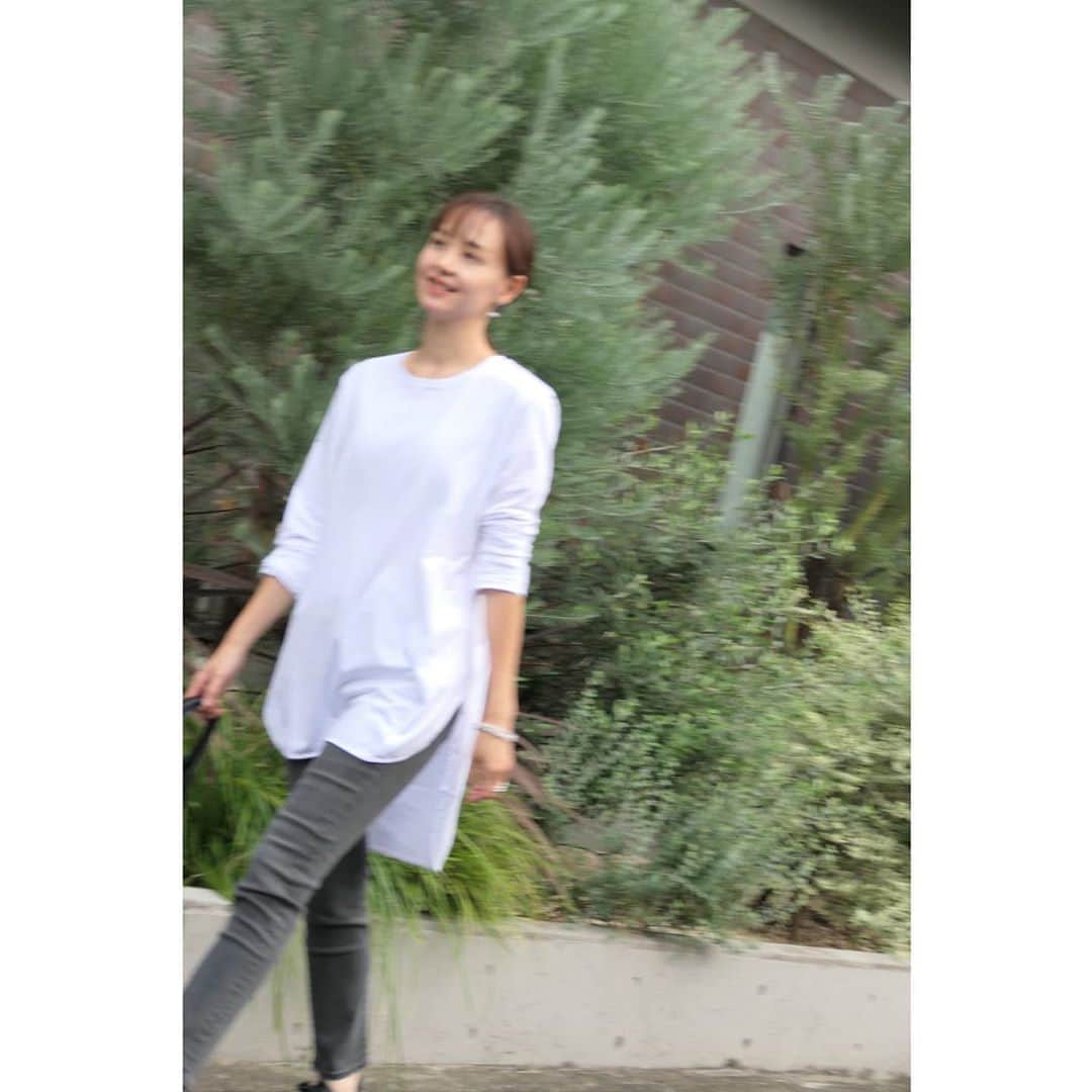 乙黒えりのインスタグラム：「会えた〜  昨日はたまたま近所に来ていた友達にちょっとだけ会えた〜❗️ 今年は本当にあんまり人と会えてなくて😥(仕方ないんだけどね)やっぱり電話だけじゃなくて直接会えるとほっこりするね😌❣️ 十代の時からの友人❣️ 本当は会いたい人がいっぱいいる〜 tops #aton  pants #uniqlo #ご近所コーデ」